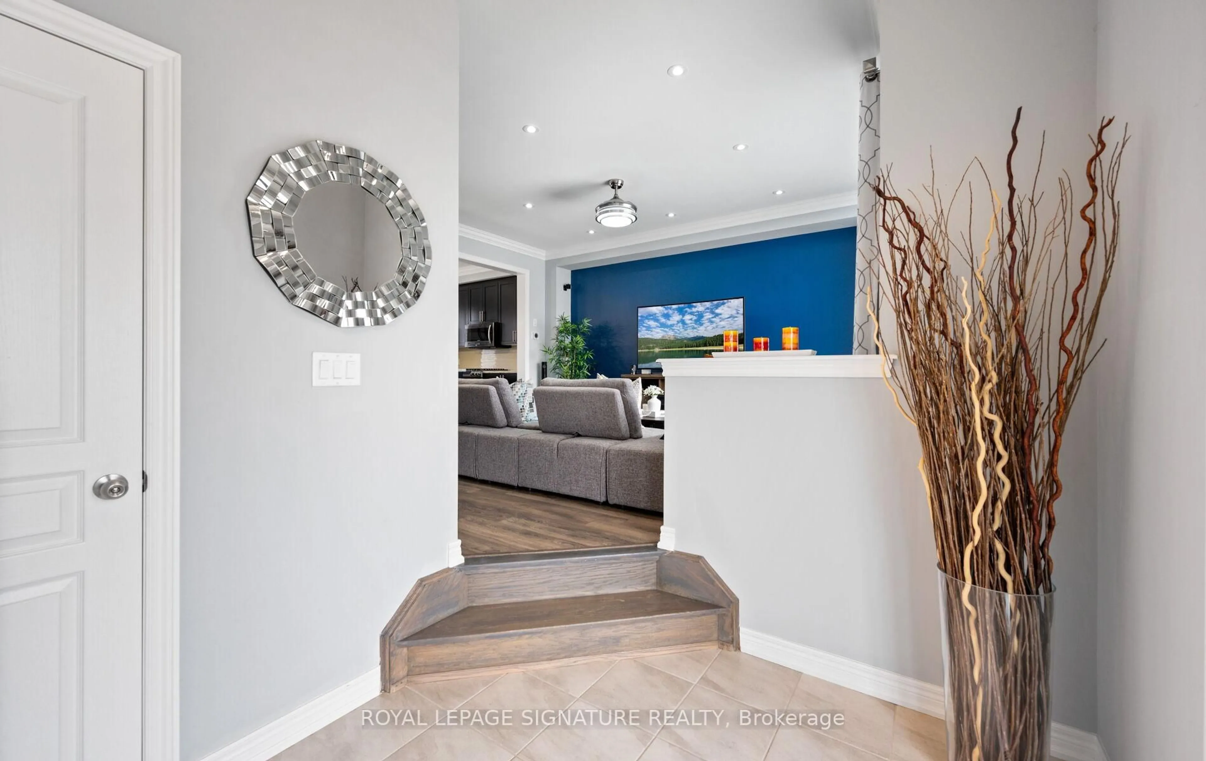 Indoor entryway for 8 Primo Rd, Brampton Ontario L7A 3Y1