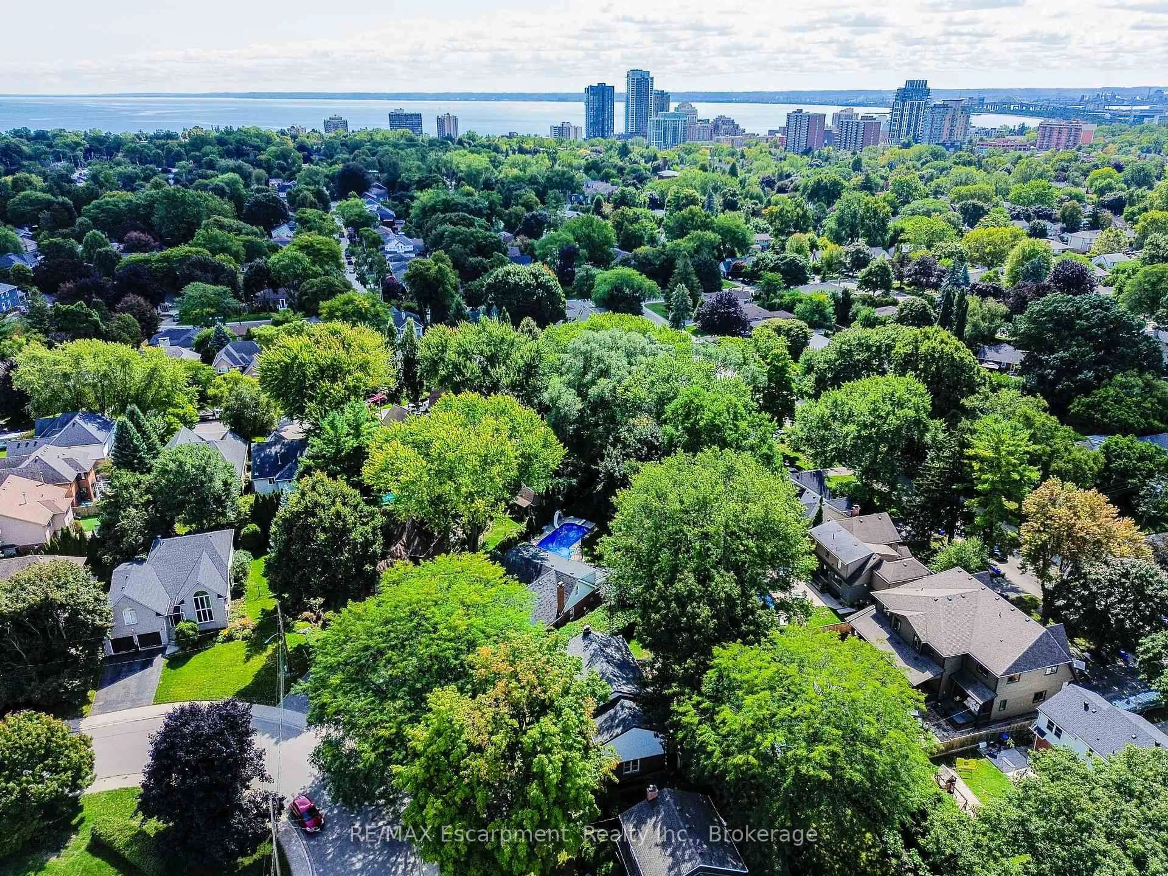 A pic from outside/outdoor area/front of a property/back of a property/a pic from drone, city buildings view from balcony for 2198 Yorkshire Cres, Burlington Ontario L7R 1V7