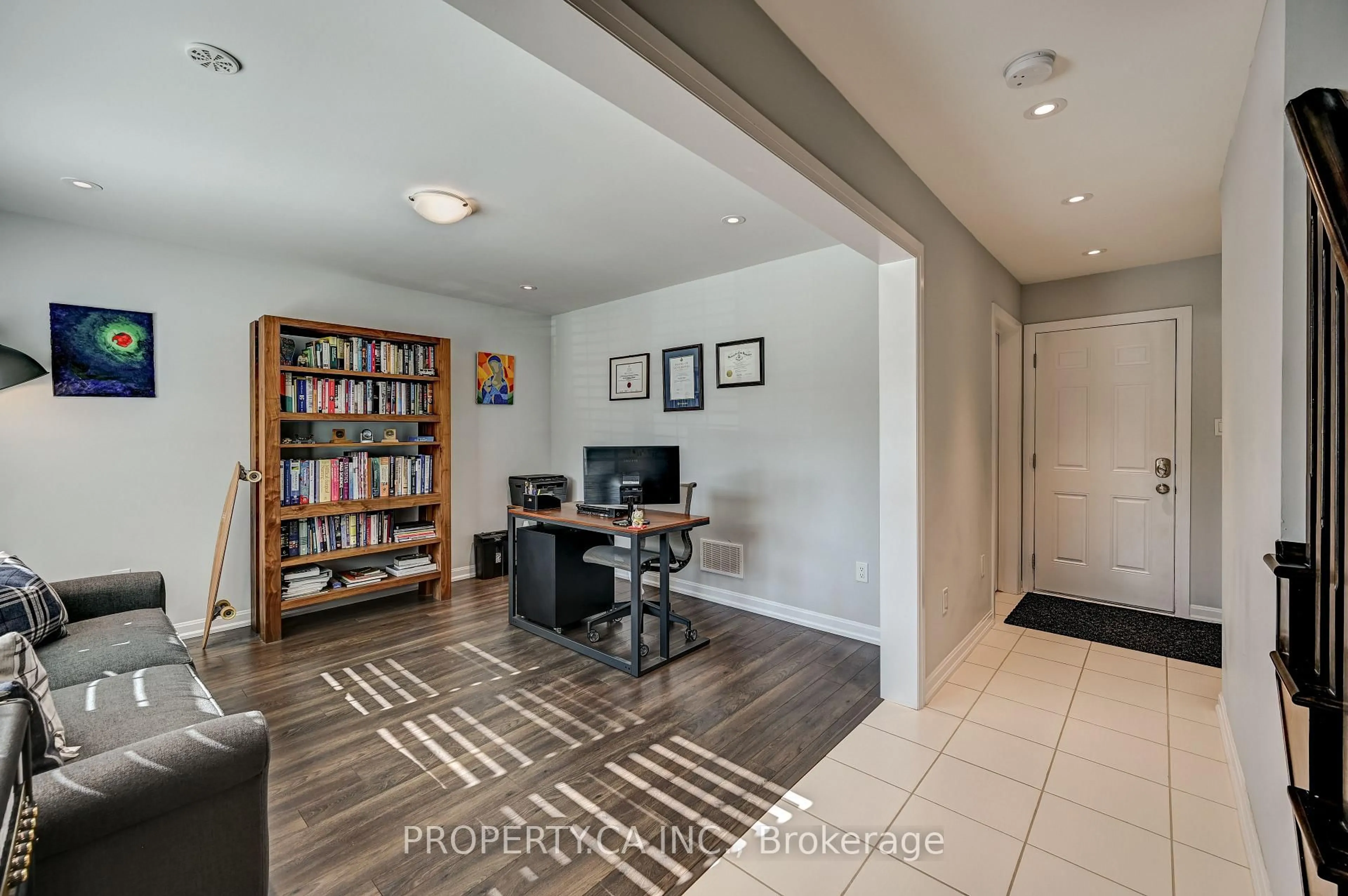 Indoor entryway for 421 Switchgrass St, Oakville Ontario L6M 0Z2