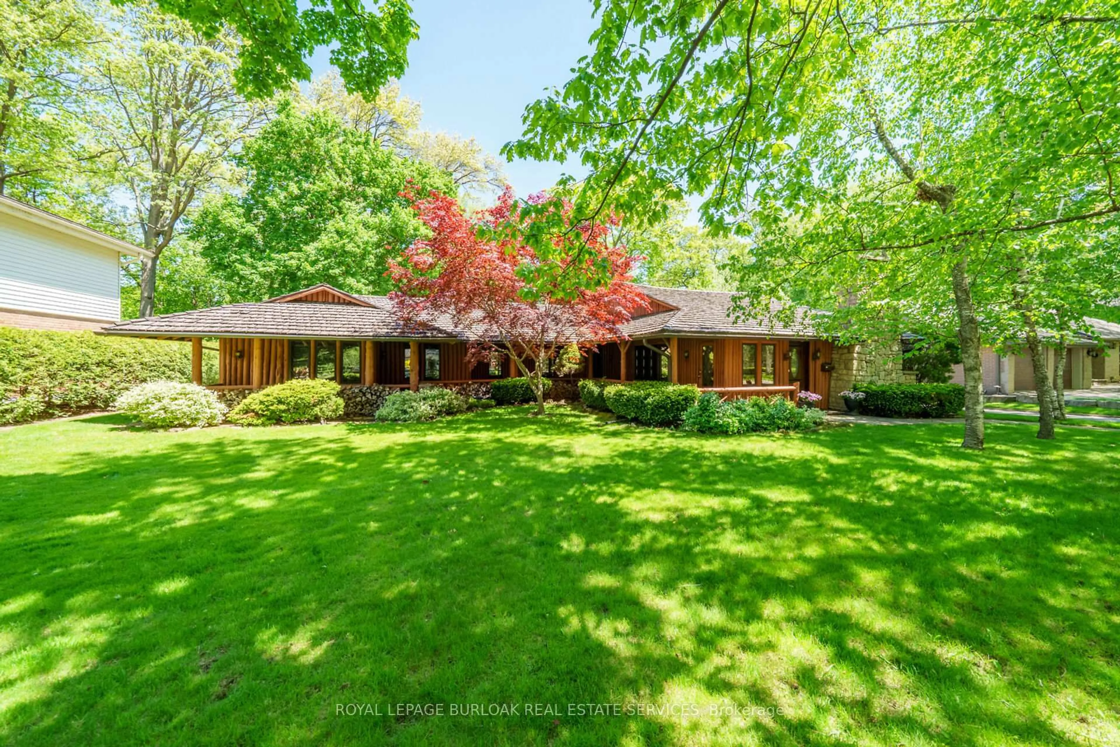 A pic from outside/outdoor area/front of a property/back of a property/a pic from drone, street for 793 Shadeland Ave, Burlington Ontario L7T 2M2