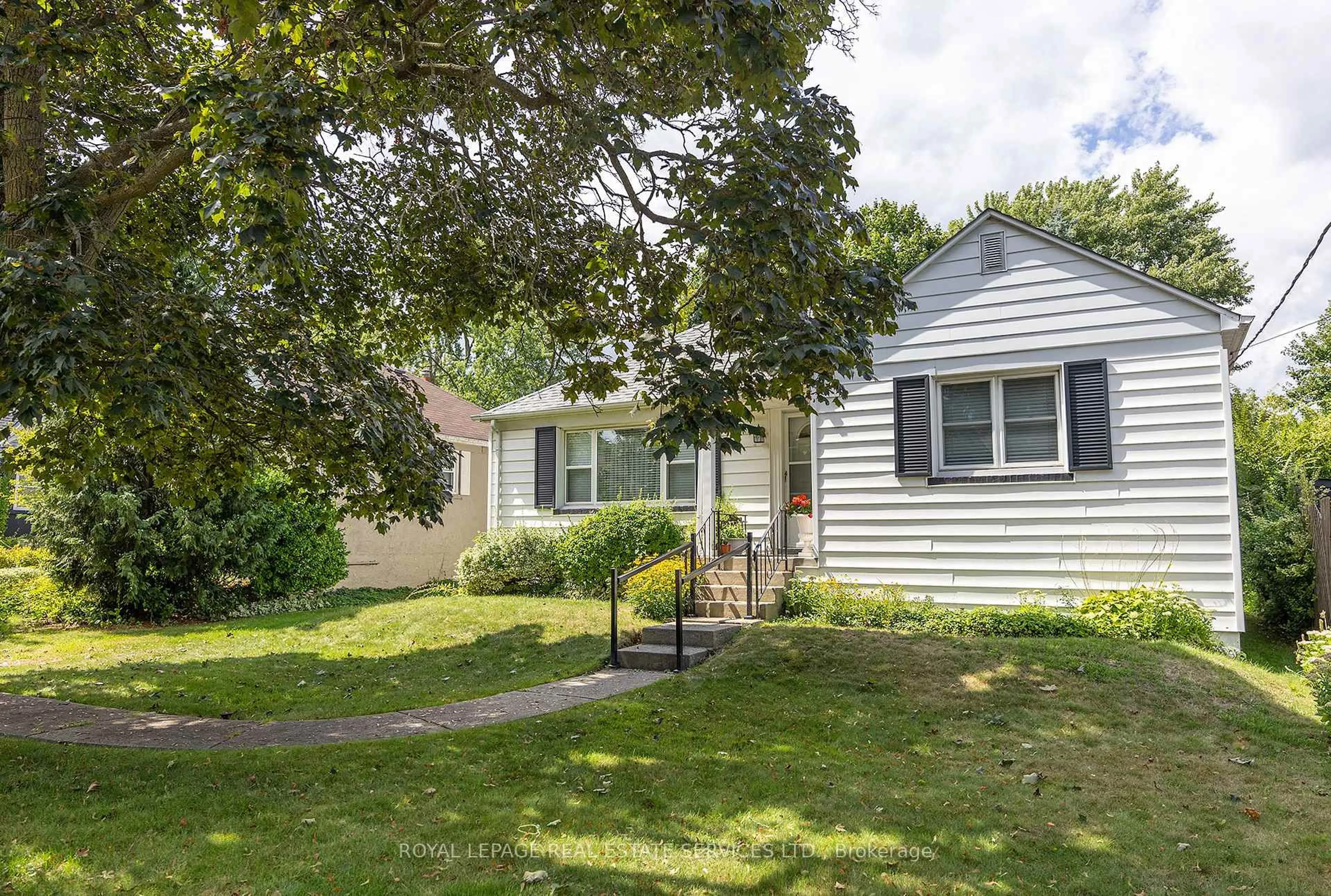 Home with vinyl exterior material, street for 48 Minnewawa Rd, Mississauga Ontario L5G 1C5