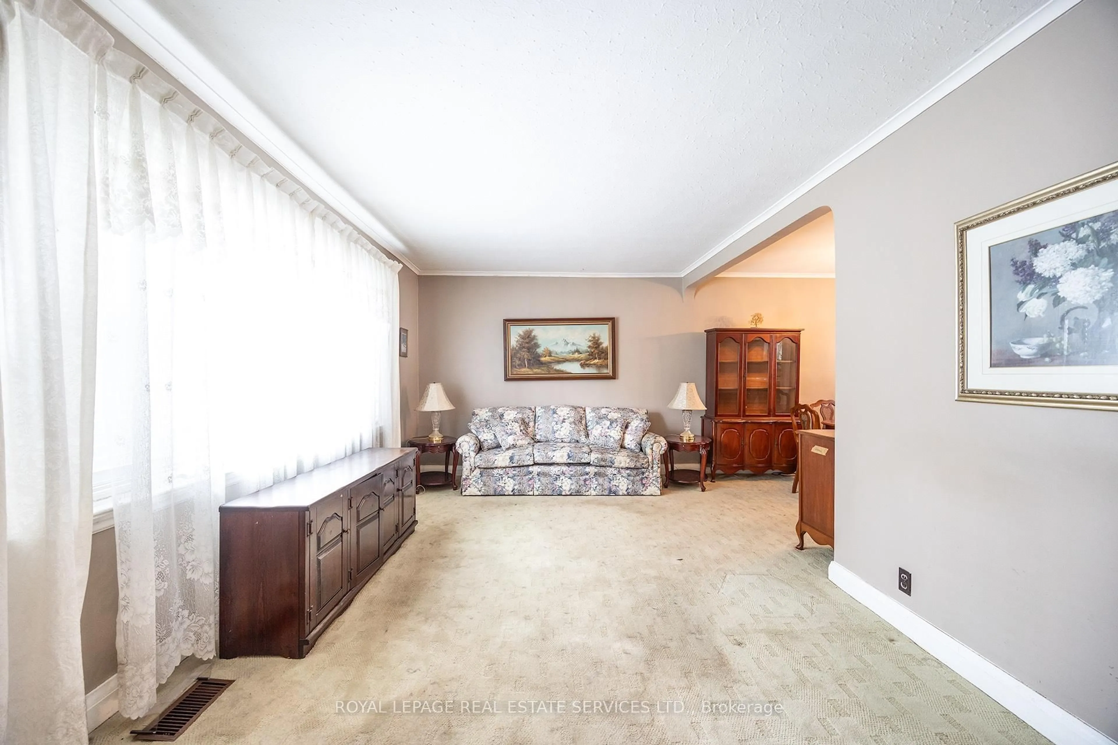 Living room with furniture, unknown for 48 Minnewawa Rd, Mississauga Ontario L5G 1C5