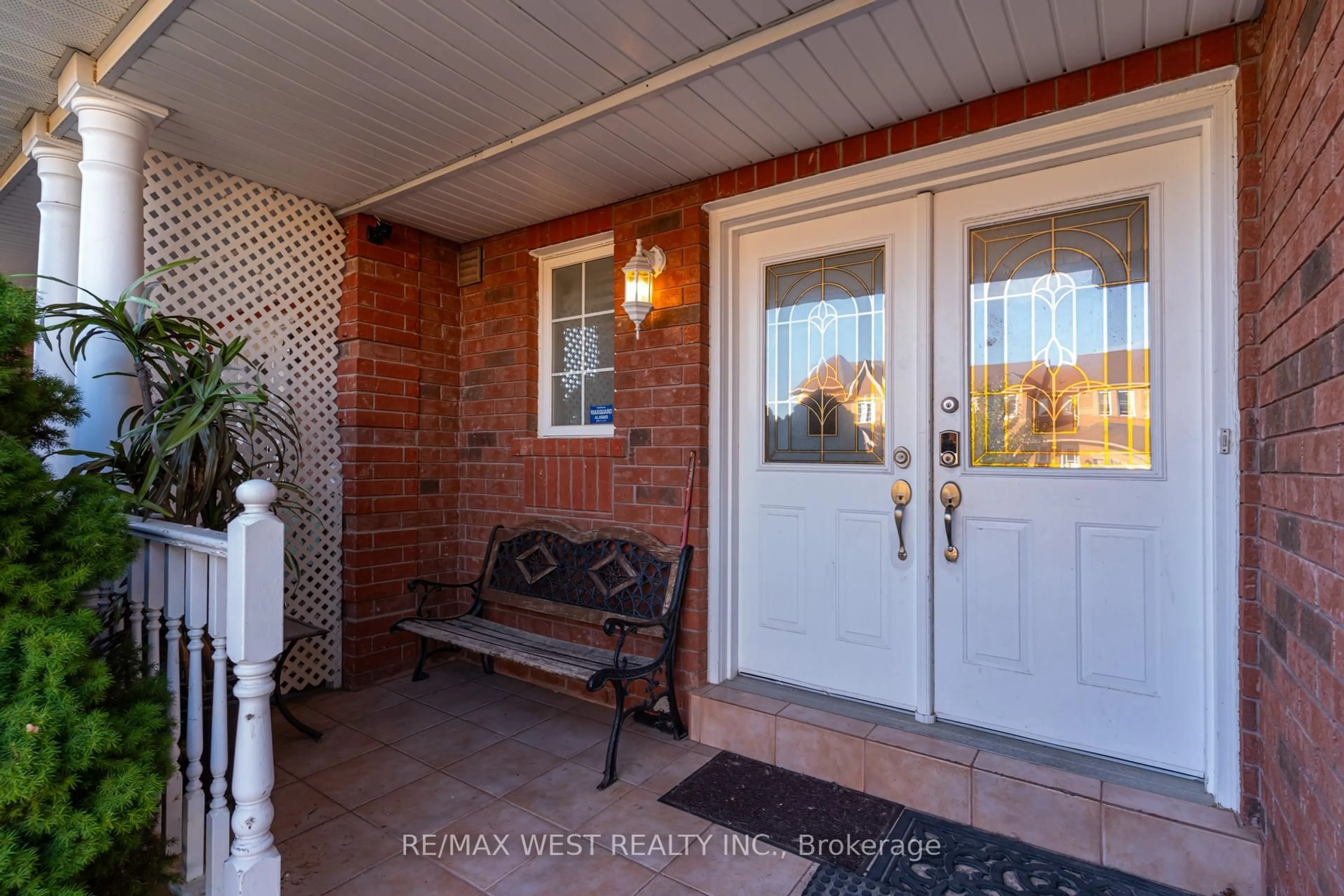 Indoor entryway for 6 McCreary Tr, Caledon Ontario L7E 2C8
