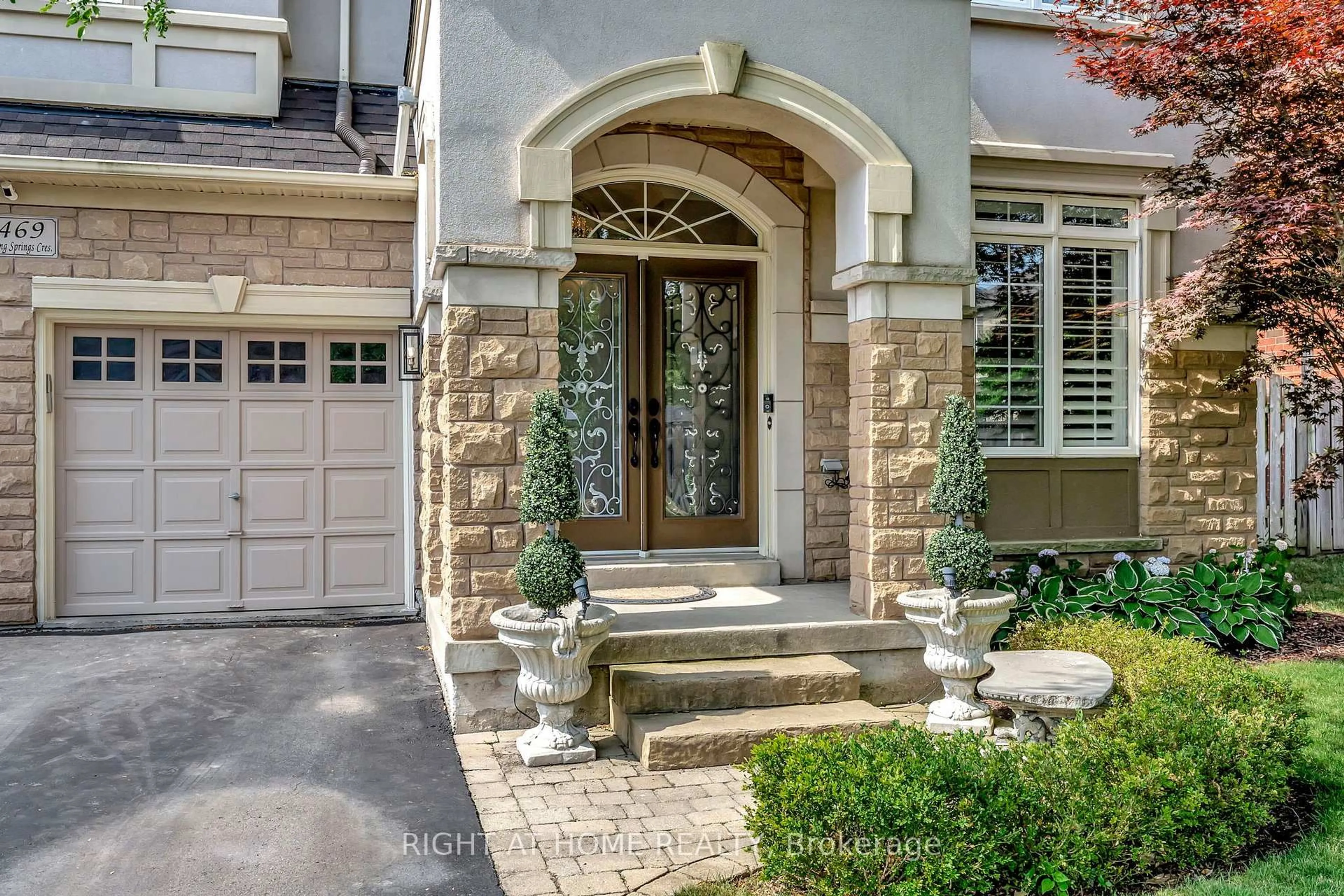Indoor entryway for 2469 Whistling Springs Cres, Oakville Ontario L6M 5G3