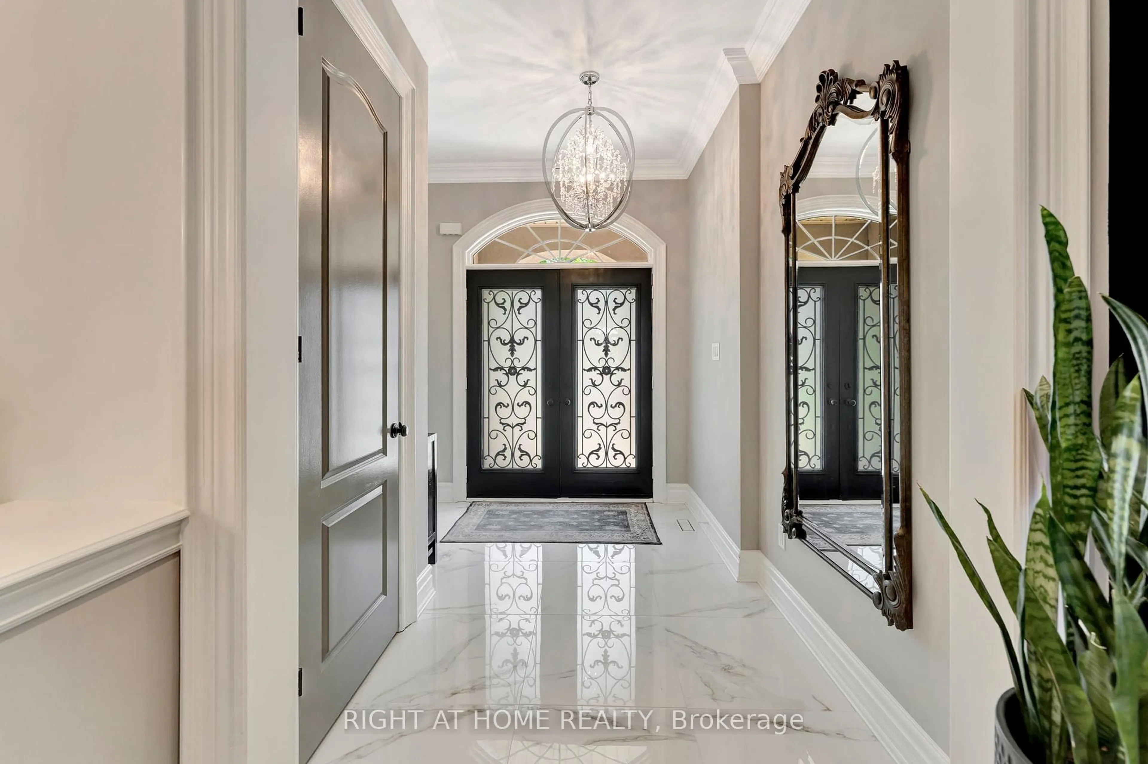 Indoor entryway for 2469 Whistling Springs Cres, Oakville Ontario L6M 5G3