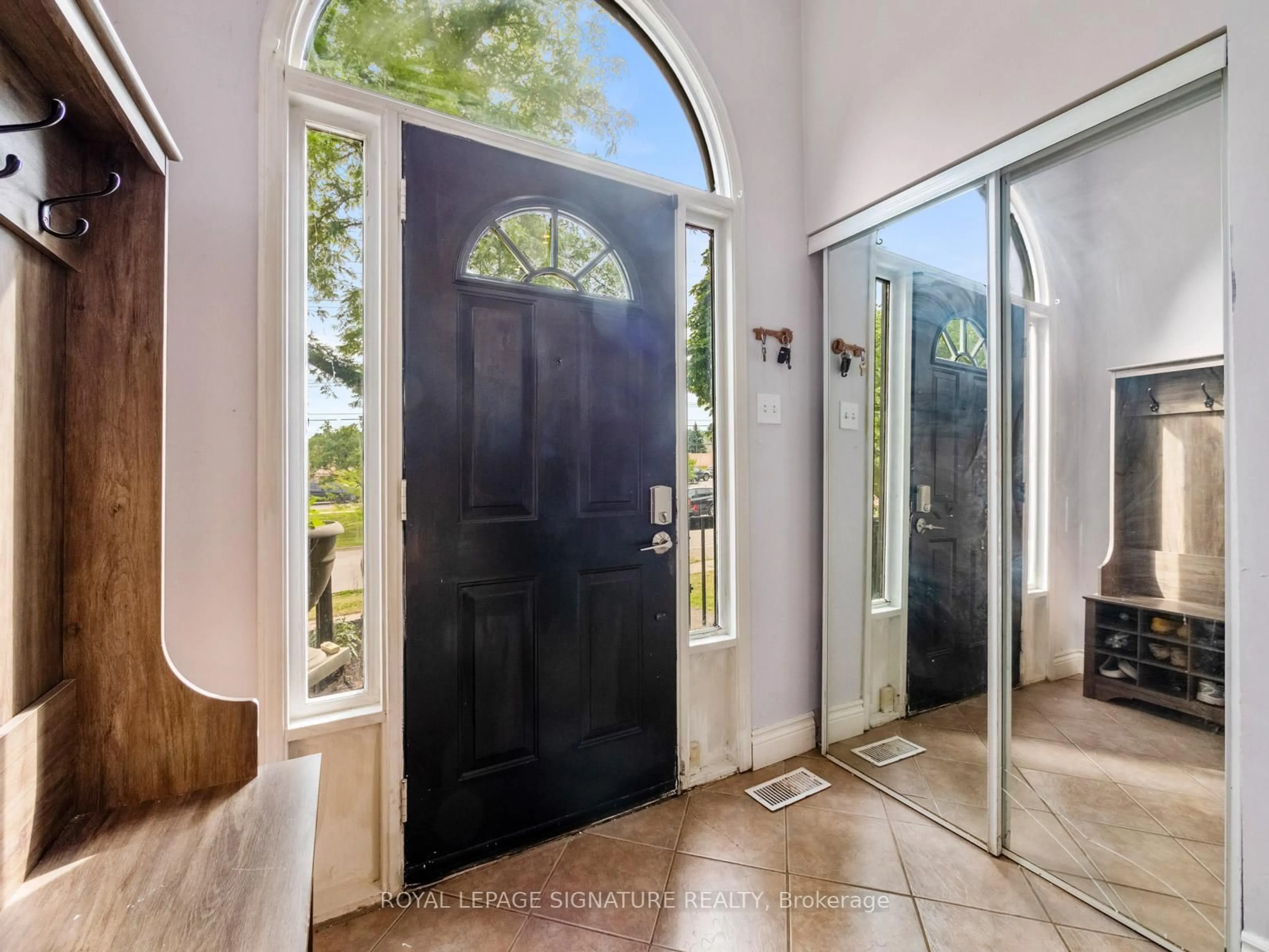 Indoor entryway for 1558 Litchfield Rd, Oakville Ontario L6H 5P3