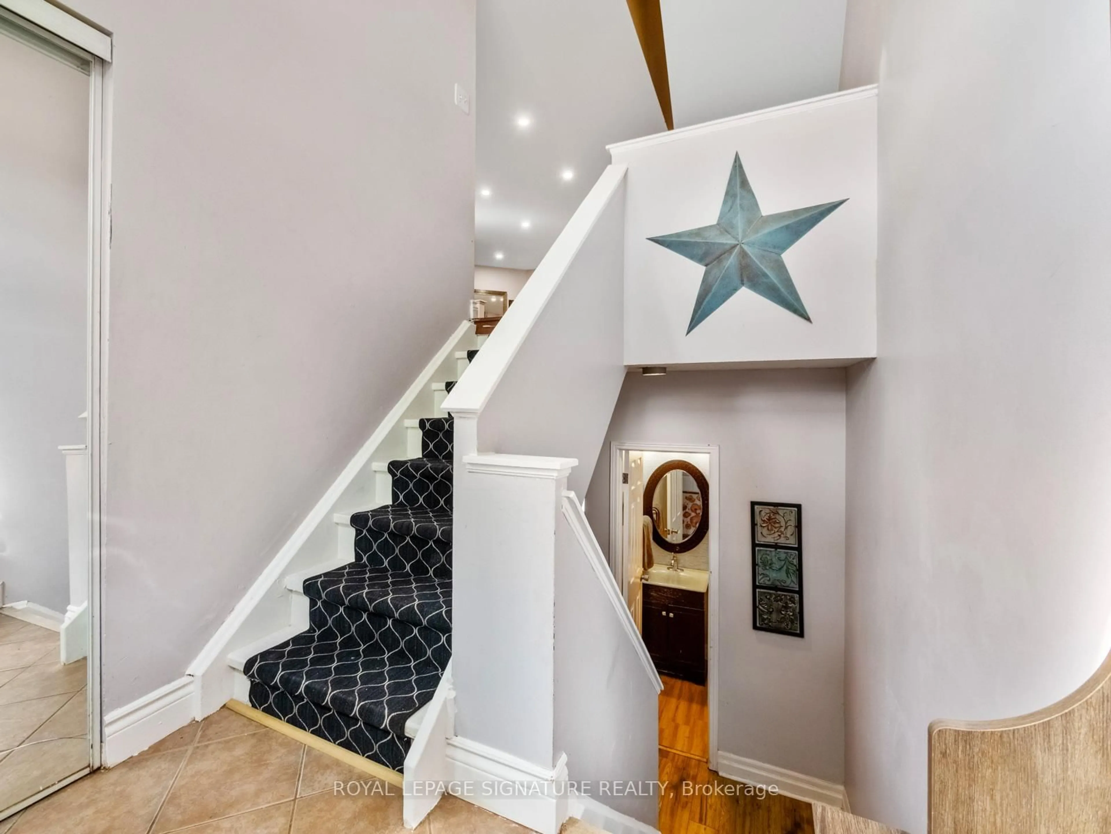 Stairs for 1558 Litchfield Rd, Oakville Ontario L6H 5P3