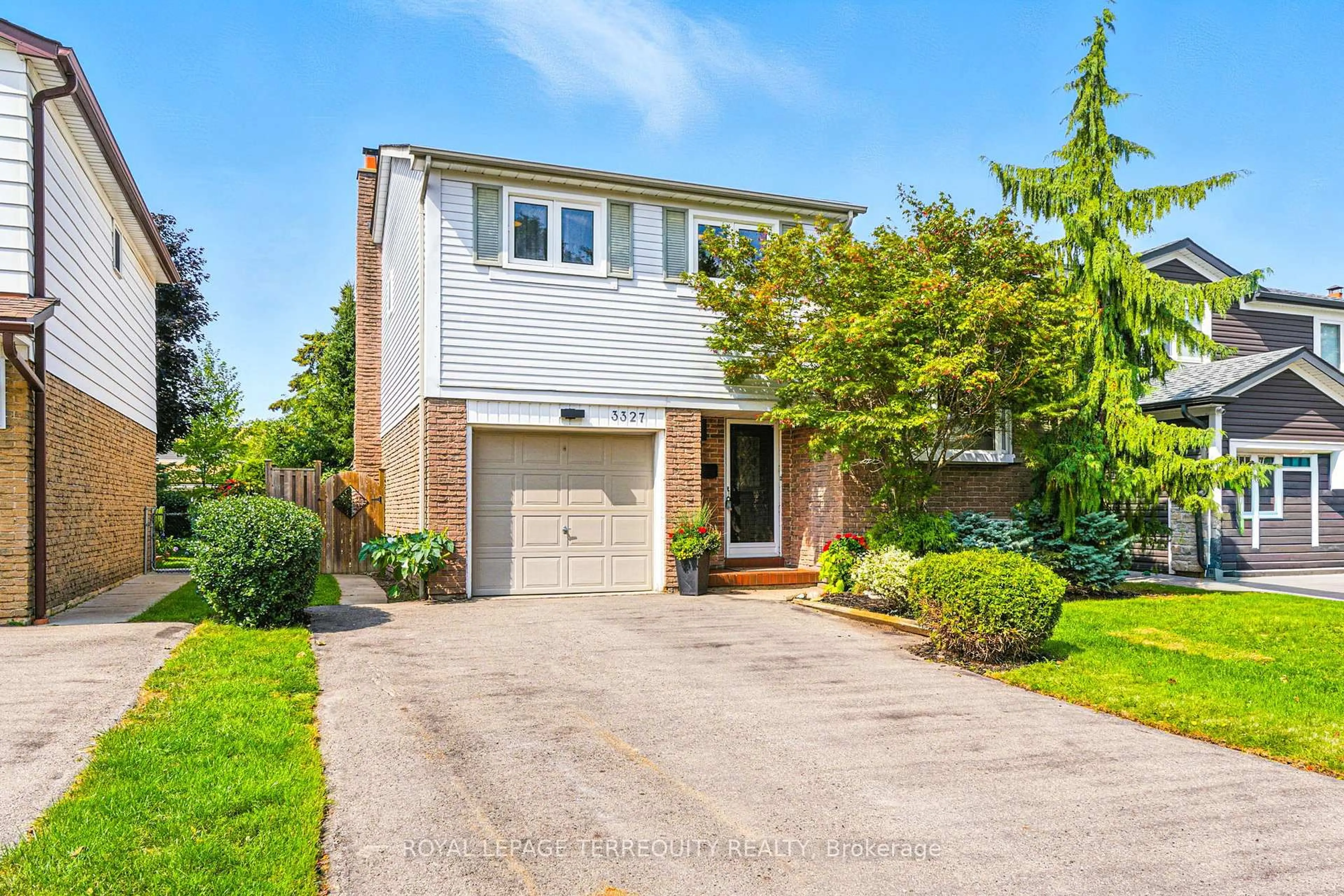 Home with brick exterior material, street for 3327 Kings Masting Cres, Mississauga Ontario L5L 1G5