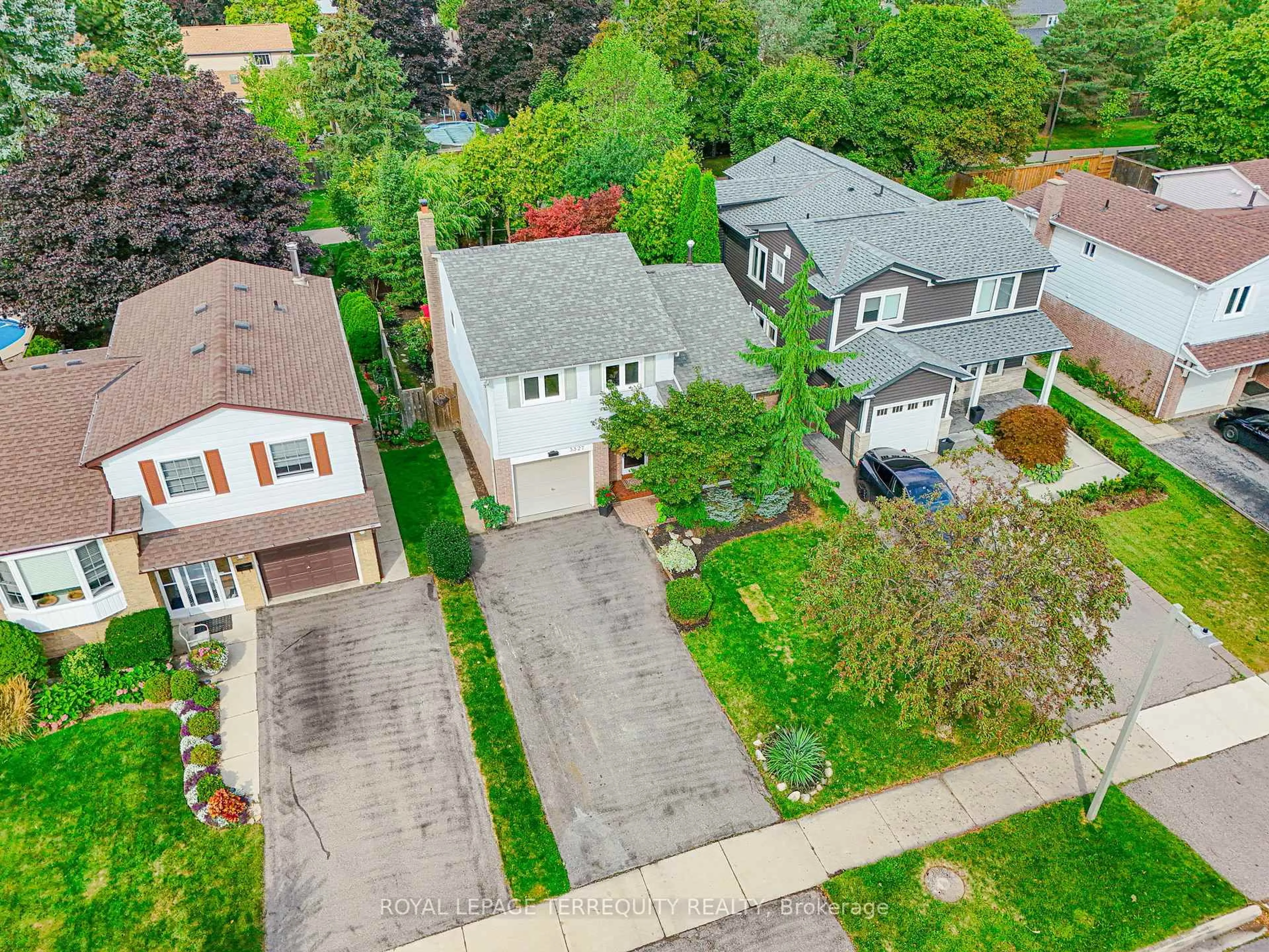 A pic from outside/outdoor area/front of a property/back of a property/a pic from drone, street for 3327 Kings Masting Cres, Mississauga Ontario L5L 1G5