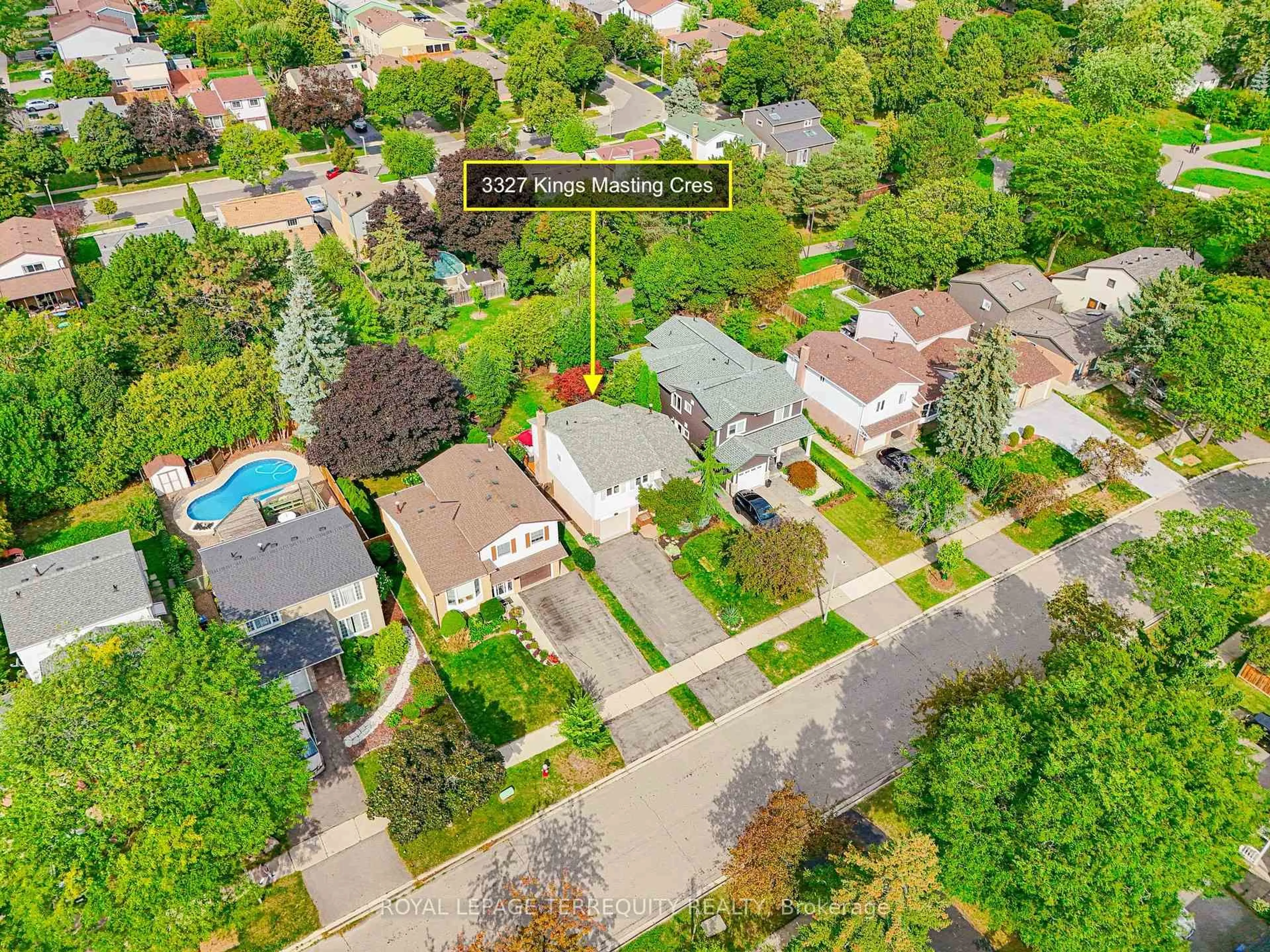 A pic from outside/outdoor area/front of a property/back of a property/a pic from drone, street for 3327 Kings Masting Cres, Mississauga Ontario L5L 1G5
