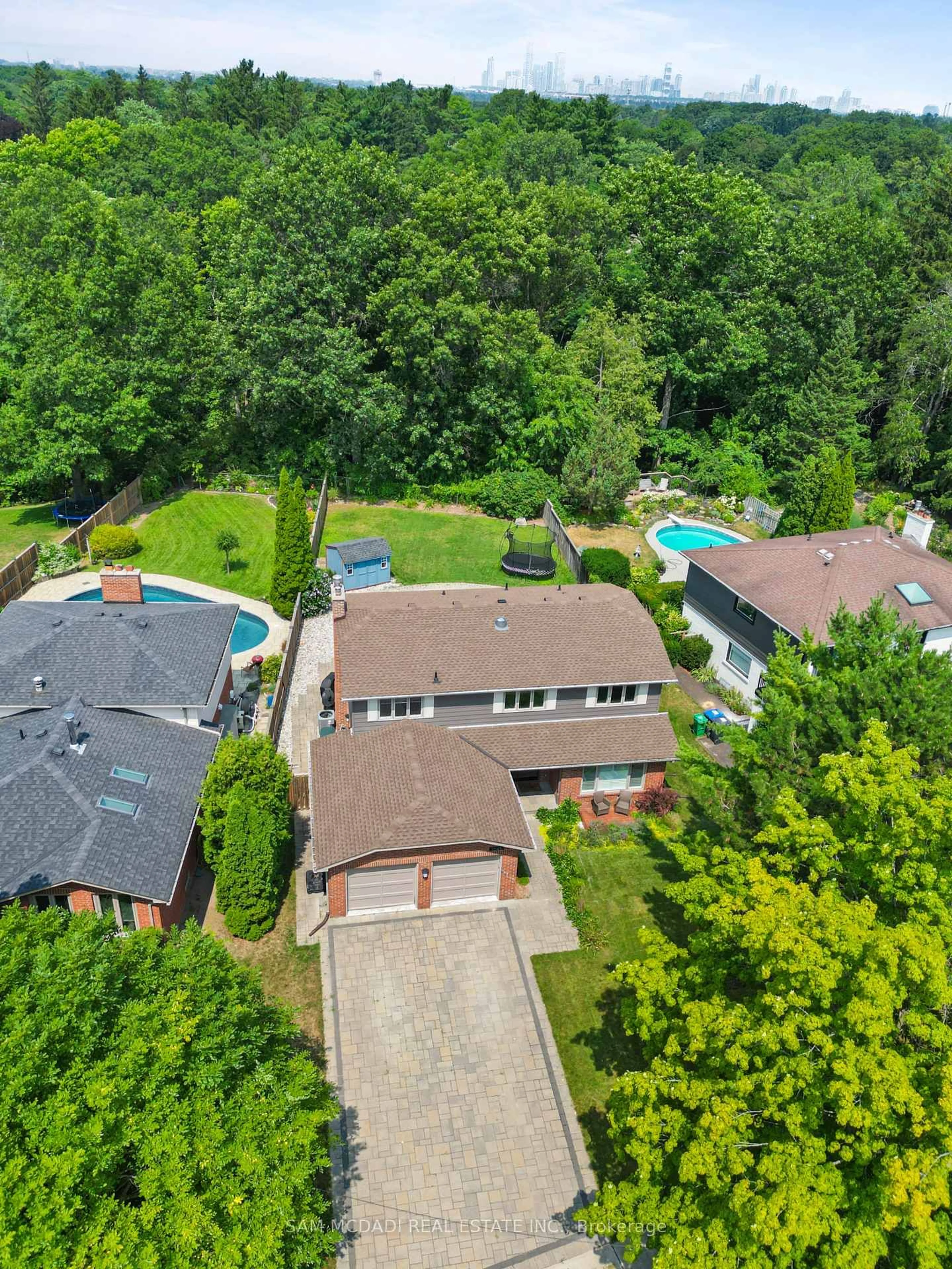 A pic from outside/outdoor area/front of a property/back of a property/a pic from drone, unknown for 1045 Fair Birch Dr, Mississauga Ontario L5H 1M4
