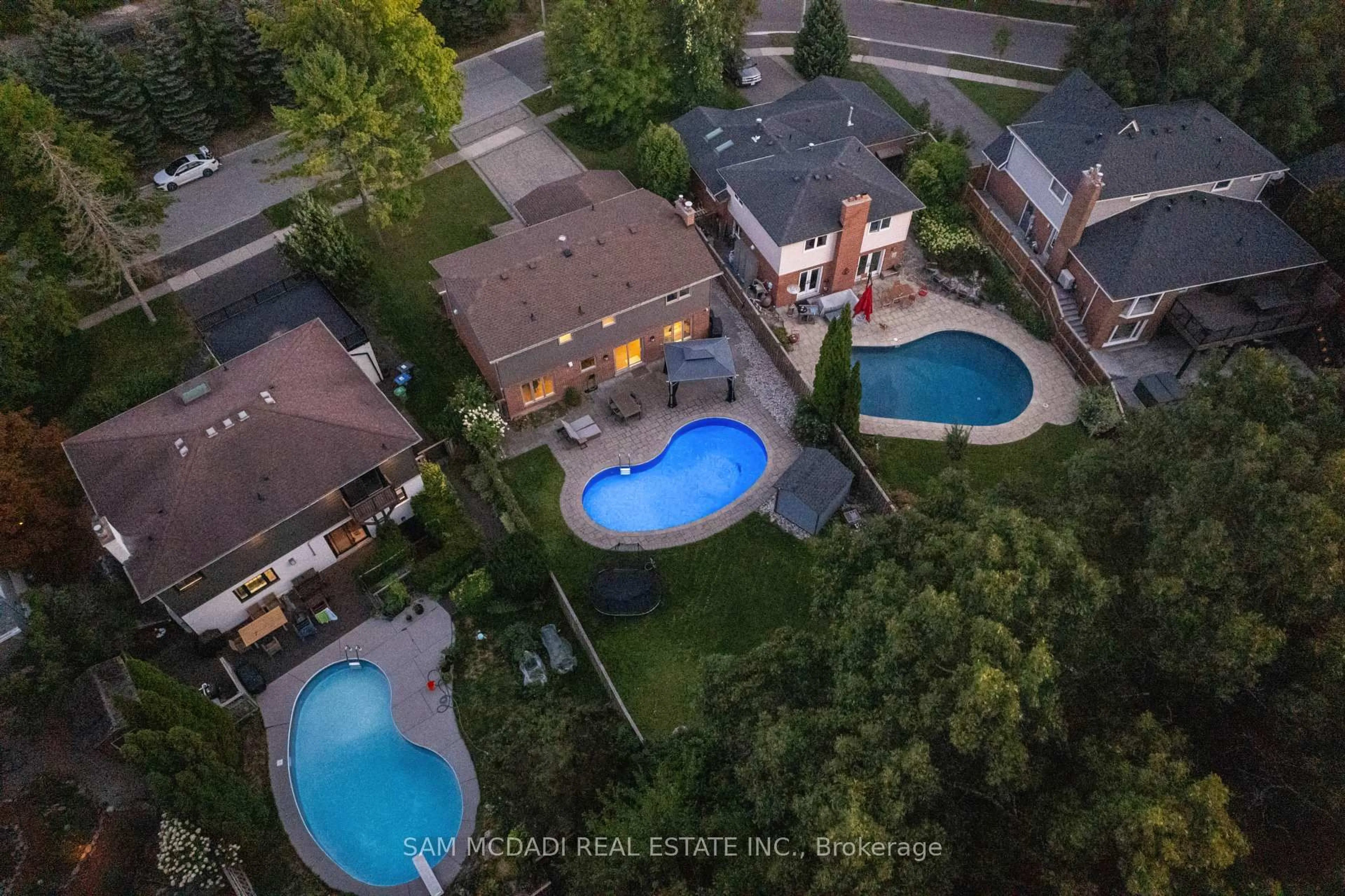 A pic from outside/outdoor area/front of a property/back of a property/a pic from drone, unknown for 1045 Fair Birch Dr, Mississauga Ontario L5H 1M4
