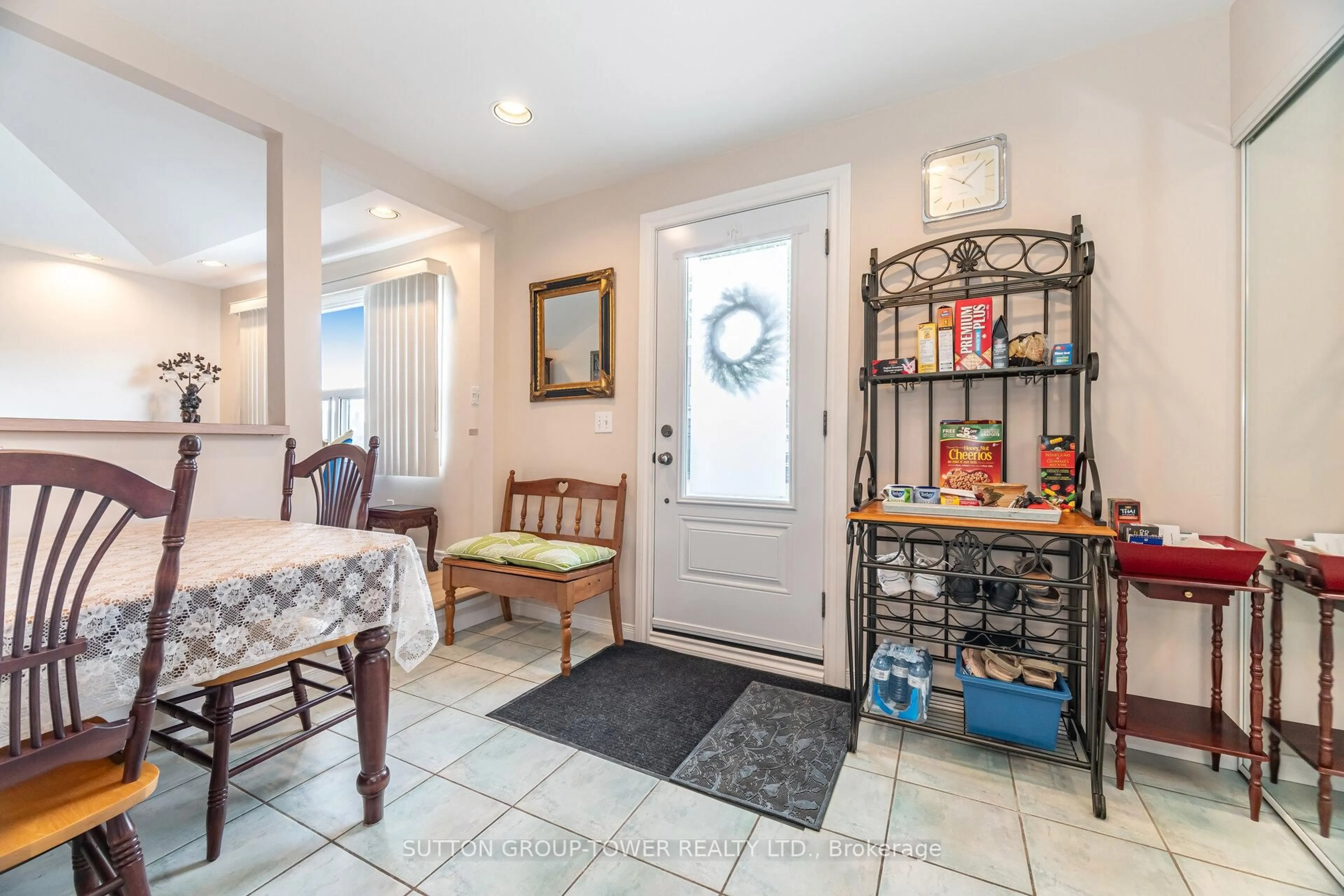 Indoor entryway for 52 Plewes Rd, Toronto Ontario M3K 1K5