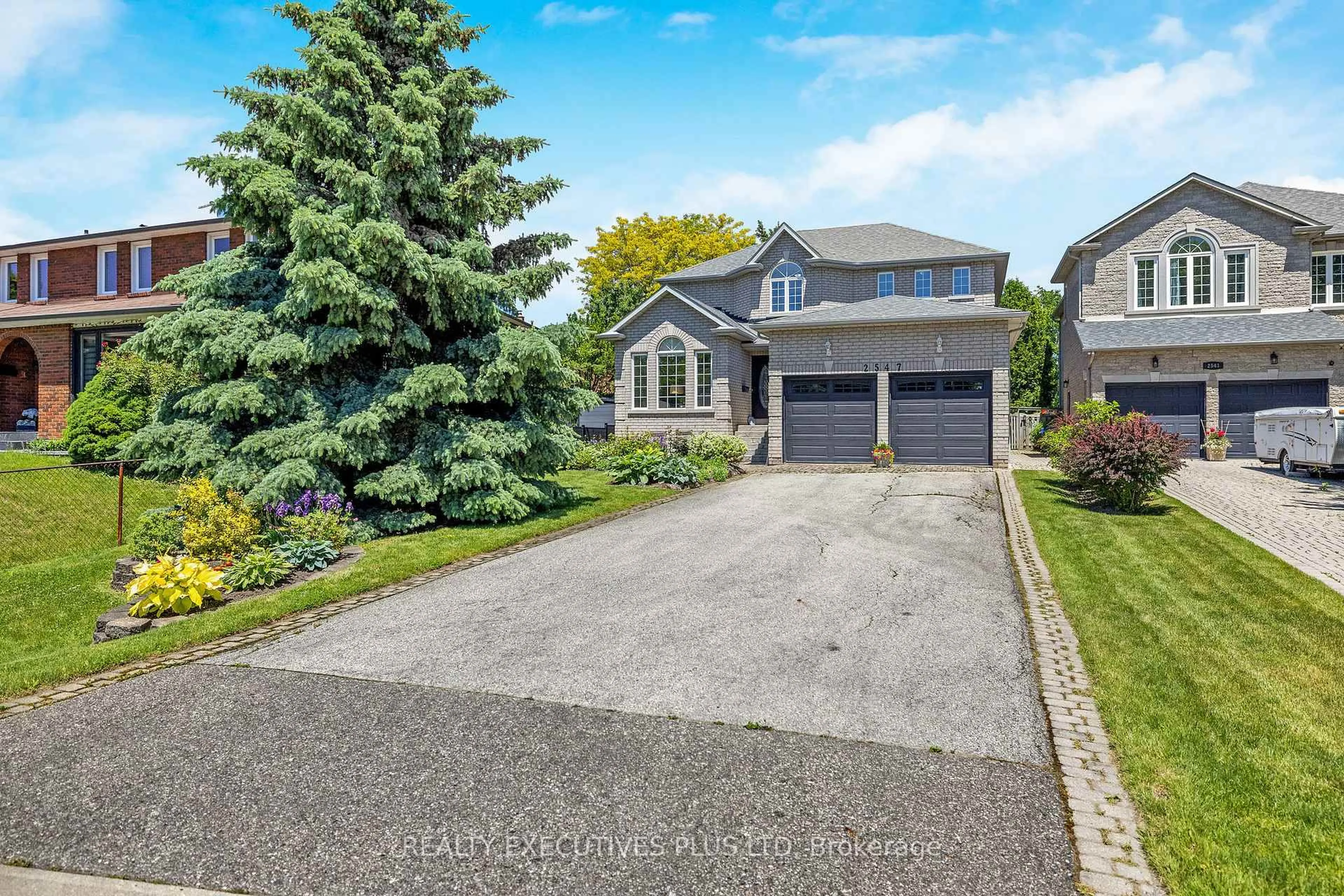A pic from outside/outdoor area/front of a property/back of a property/a pic from drone, street for 2547 Morrison Ave, Mississauga Ontario L5C 3J6
