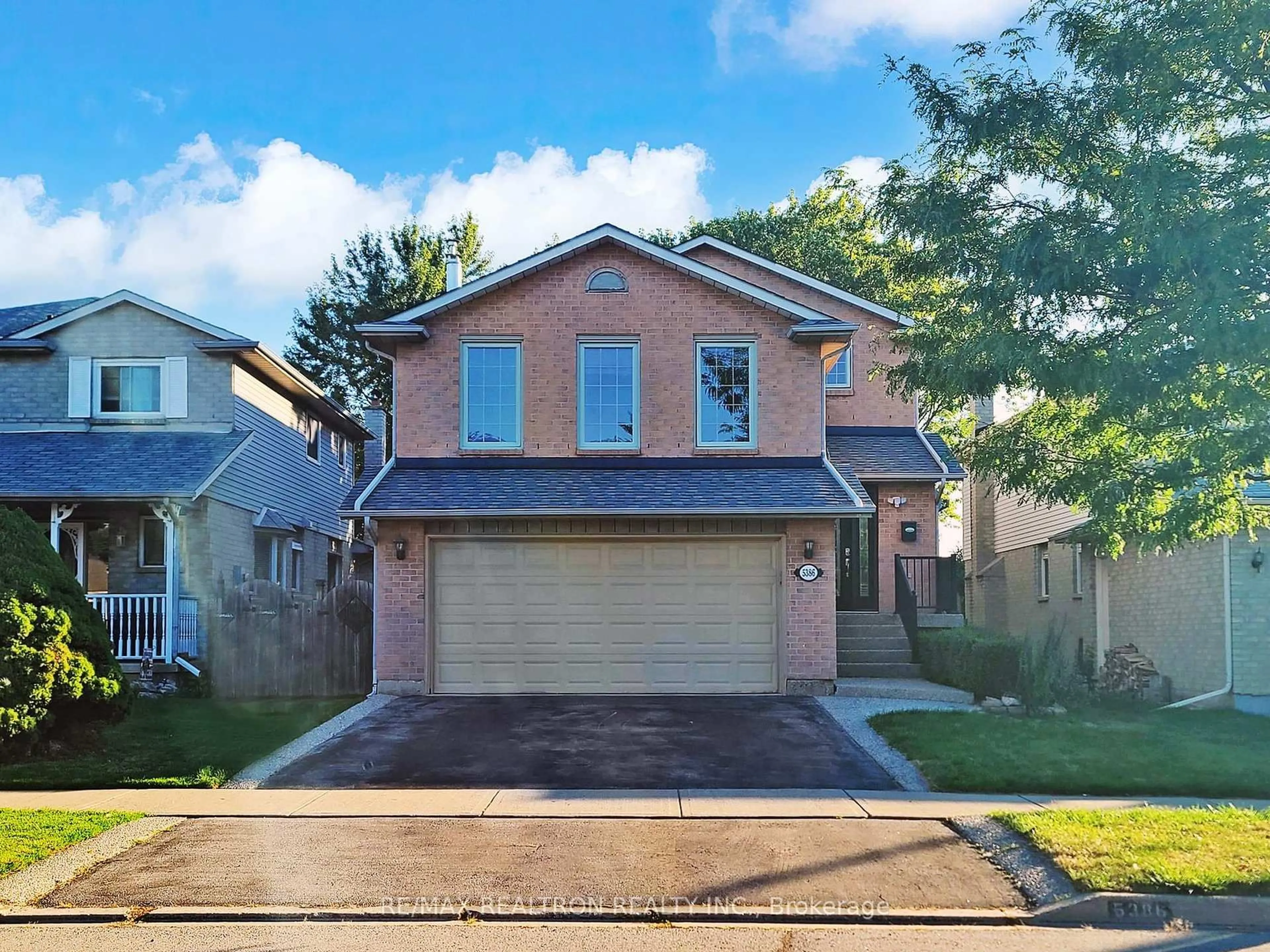Home with brick exterior material, street for 5386 Sheldon Park Dr, Burlington Ontario L7L 5W9