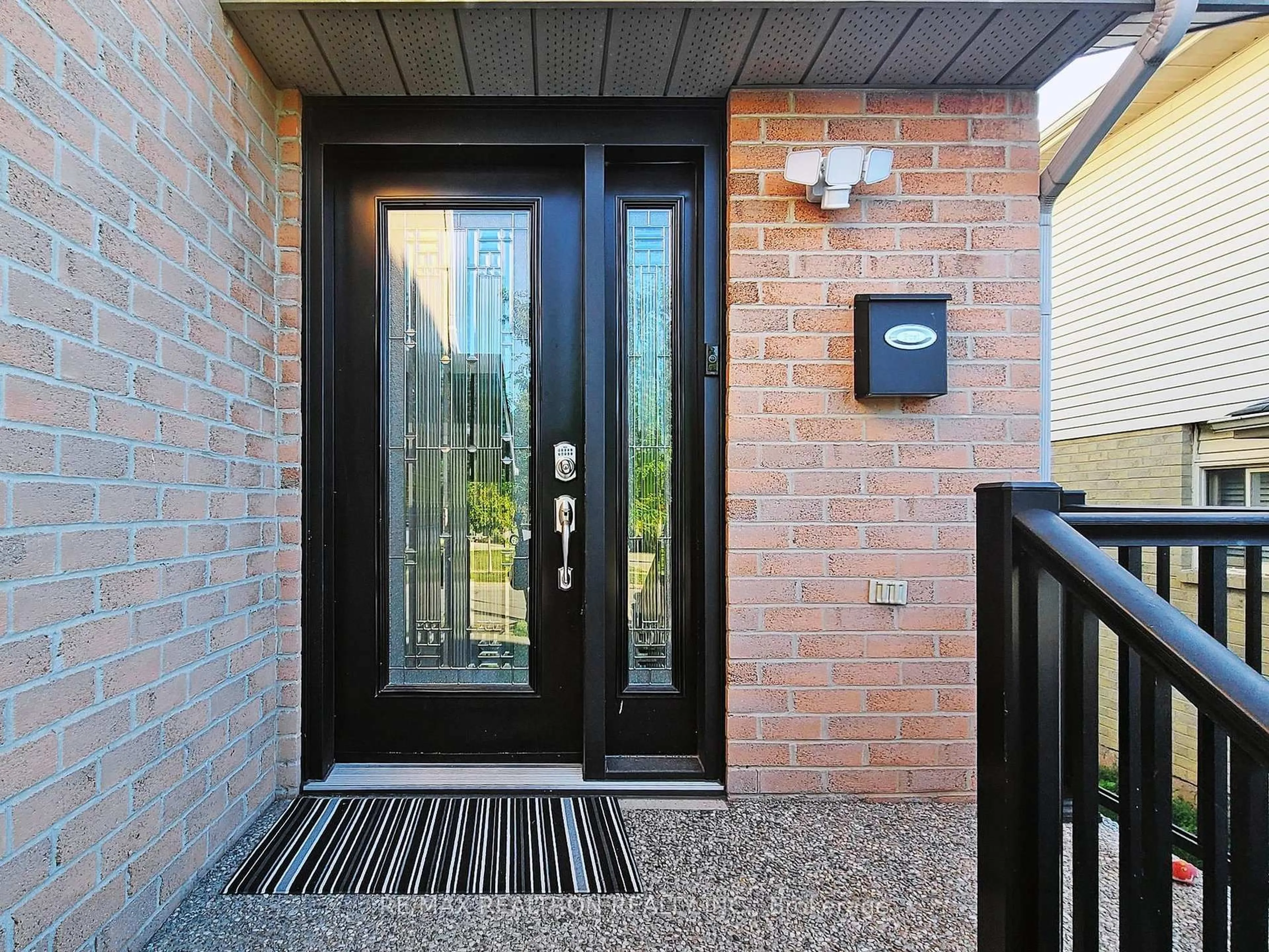 Indoor entryway for 5386 Sheldon Park Dr, Burlington Ontario L7L 5W9