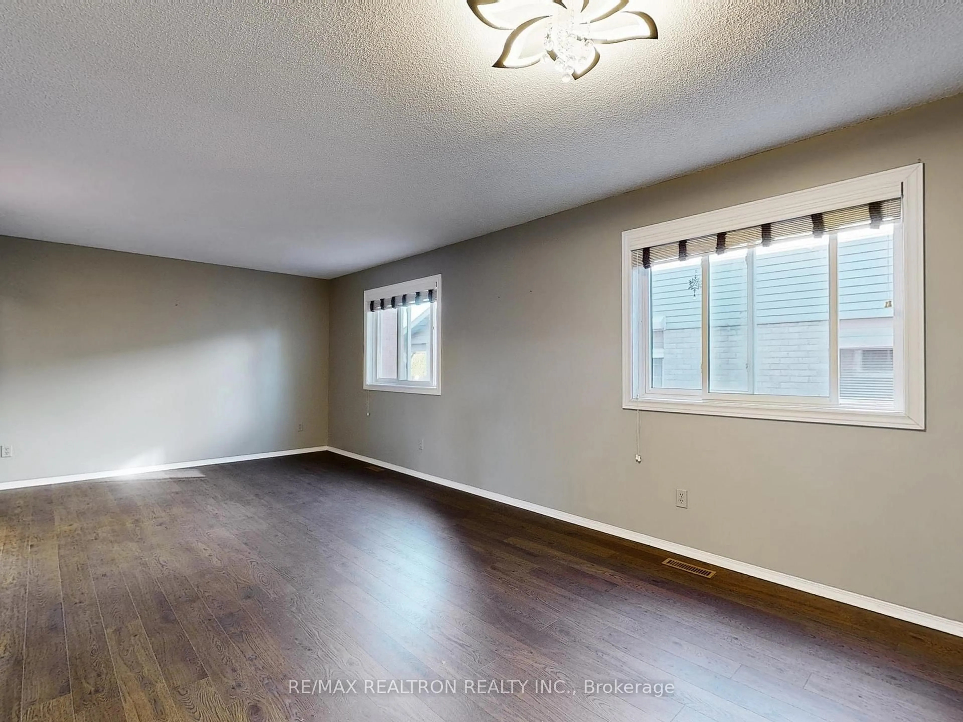 A pic of a room for 5386 Sheldon Park Dr, Burlington Ontario L7L 5W9