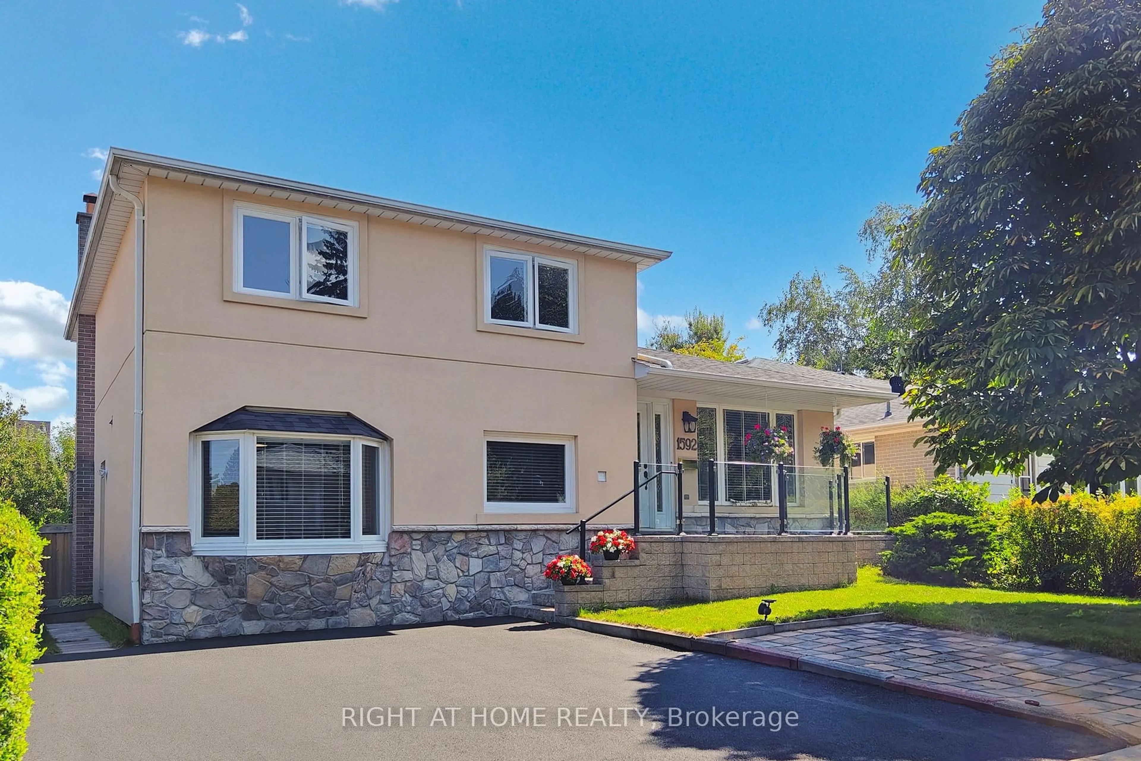 A pic from outside/outdoor area/front of a property/back of a property/a pic from drone, street for 1592 Otterby Rd, Mississauga Ontario L4X 1W7