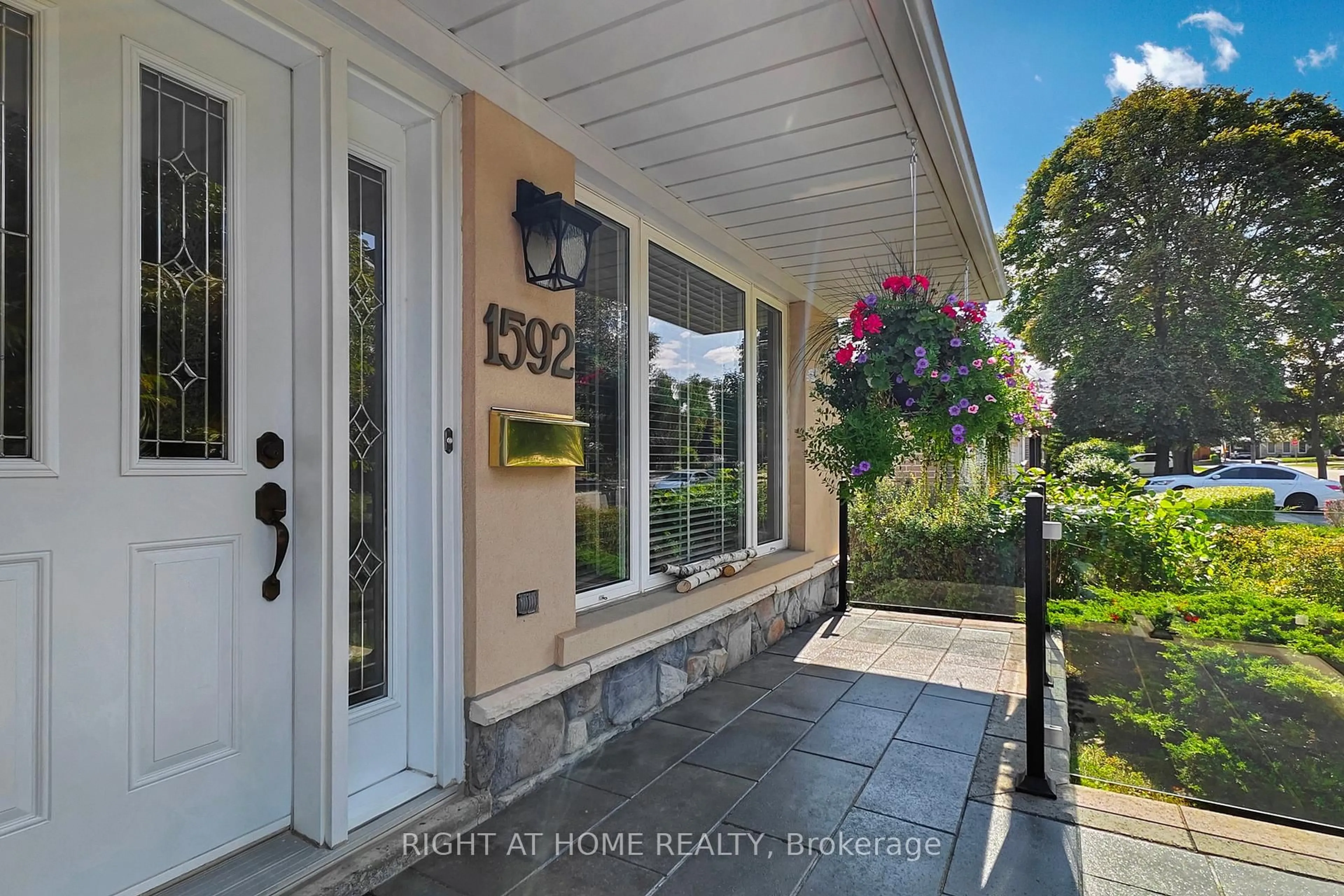 Indoor entryway for 1592 Otterby Rd, Mississauga Ontario L4X 1W7