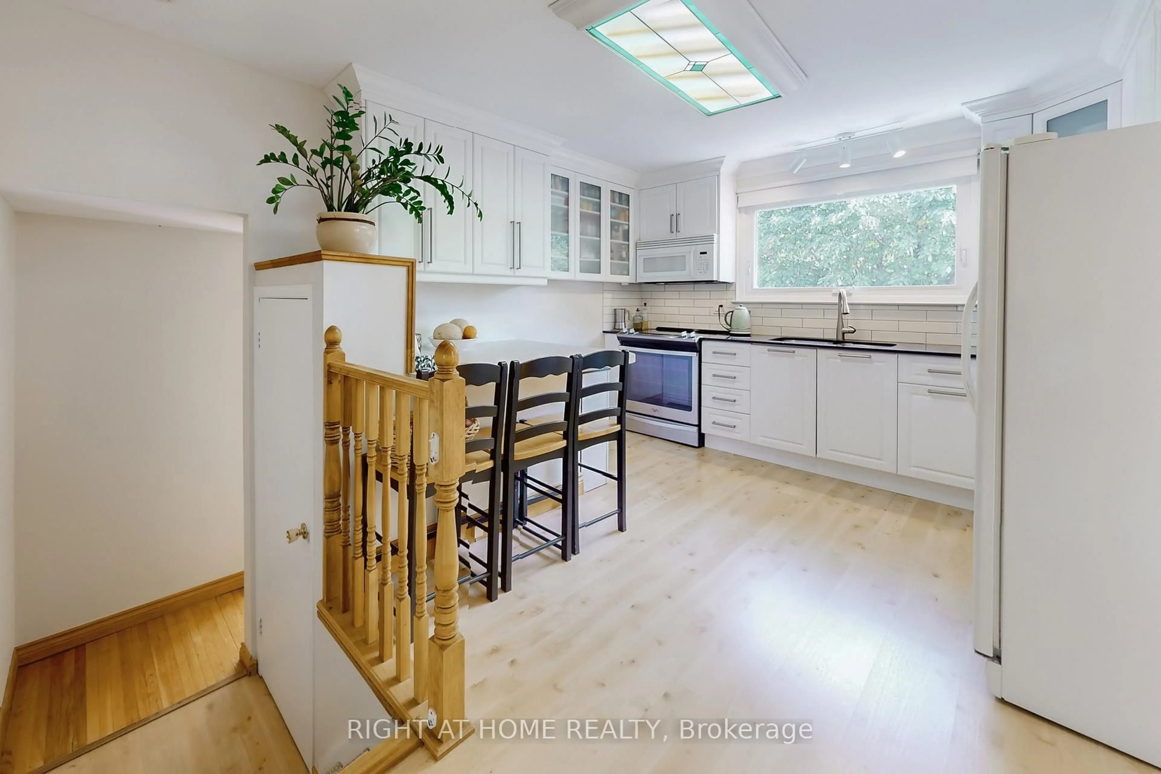 Open concept kitchen, unknown for 1592 Otterby Rd, Mississauga Ontario L4X 1W7