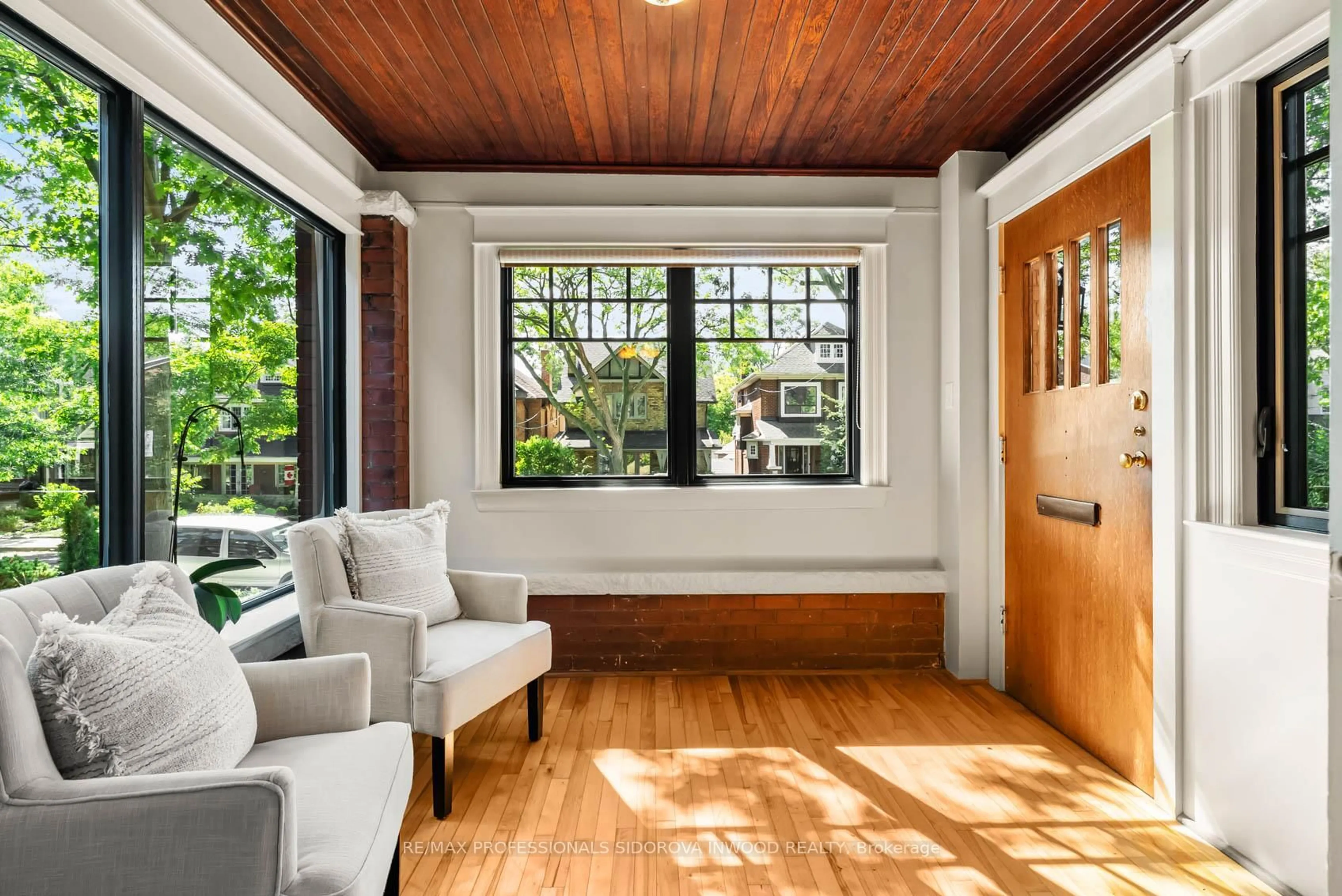 Indoor entryway for 50 Glenwood Ave, Toronto Ontario M6P 3C6
