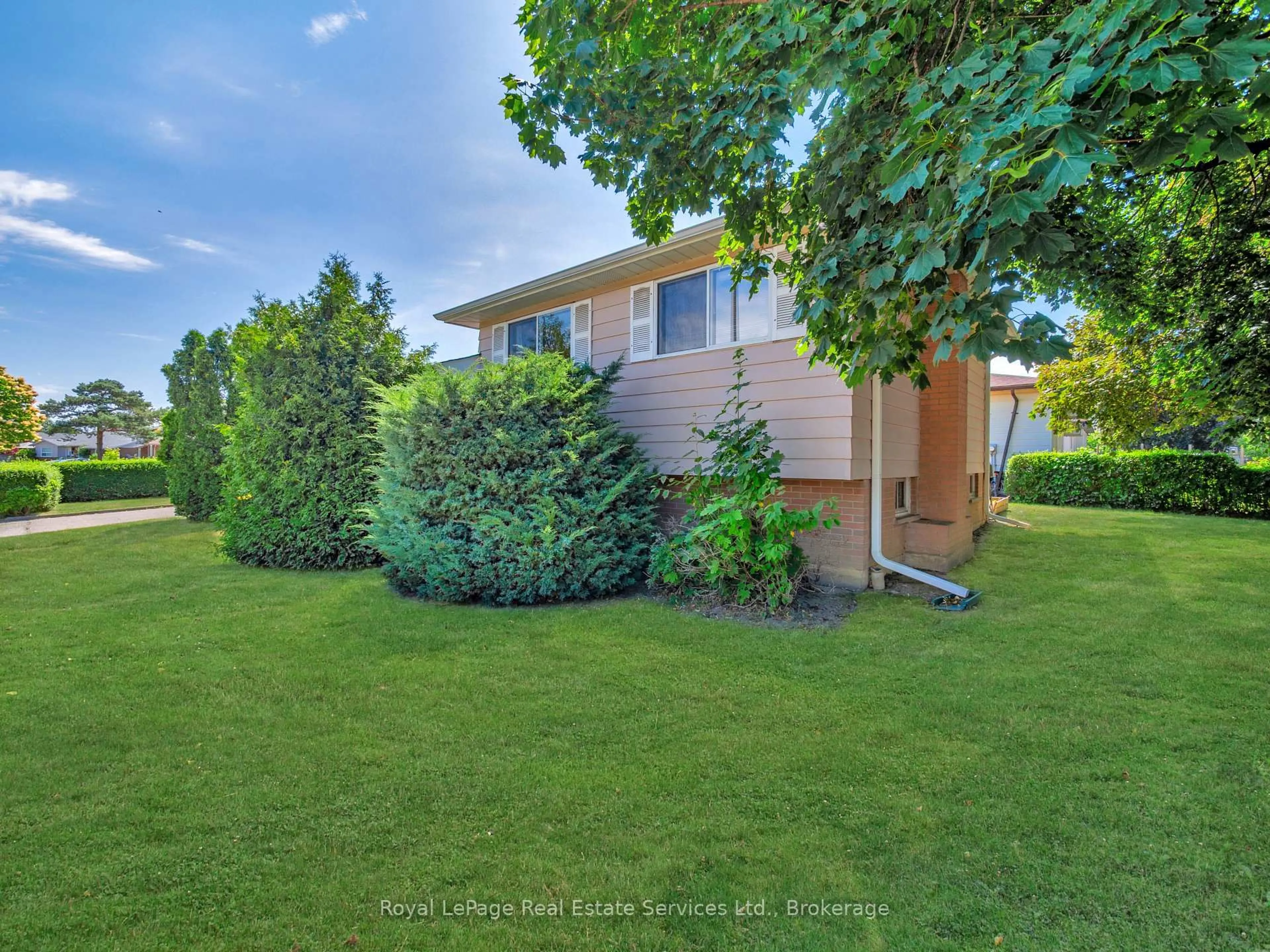 A pic from outside/outdoor area/front of a property/back of a property/a pic from drone, unknown for 1 Mosswood Lane, Toronto Ontario M9V 1M3