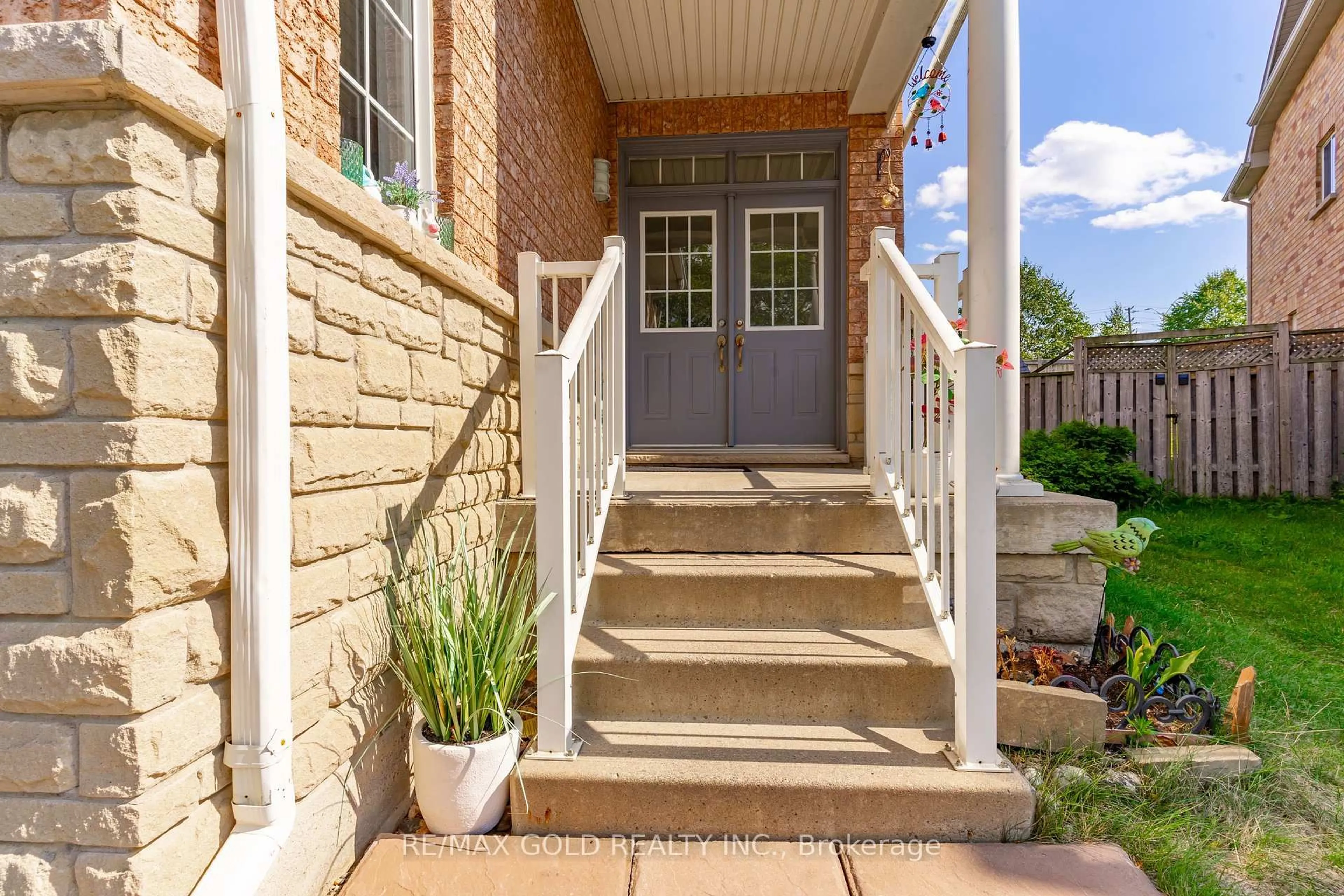 Indoor entryway for 32 Rubysilver Dr, Brampton Ontario L6P 1P9