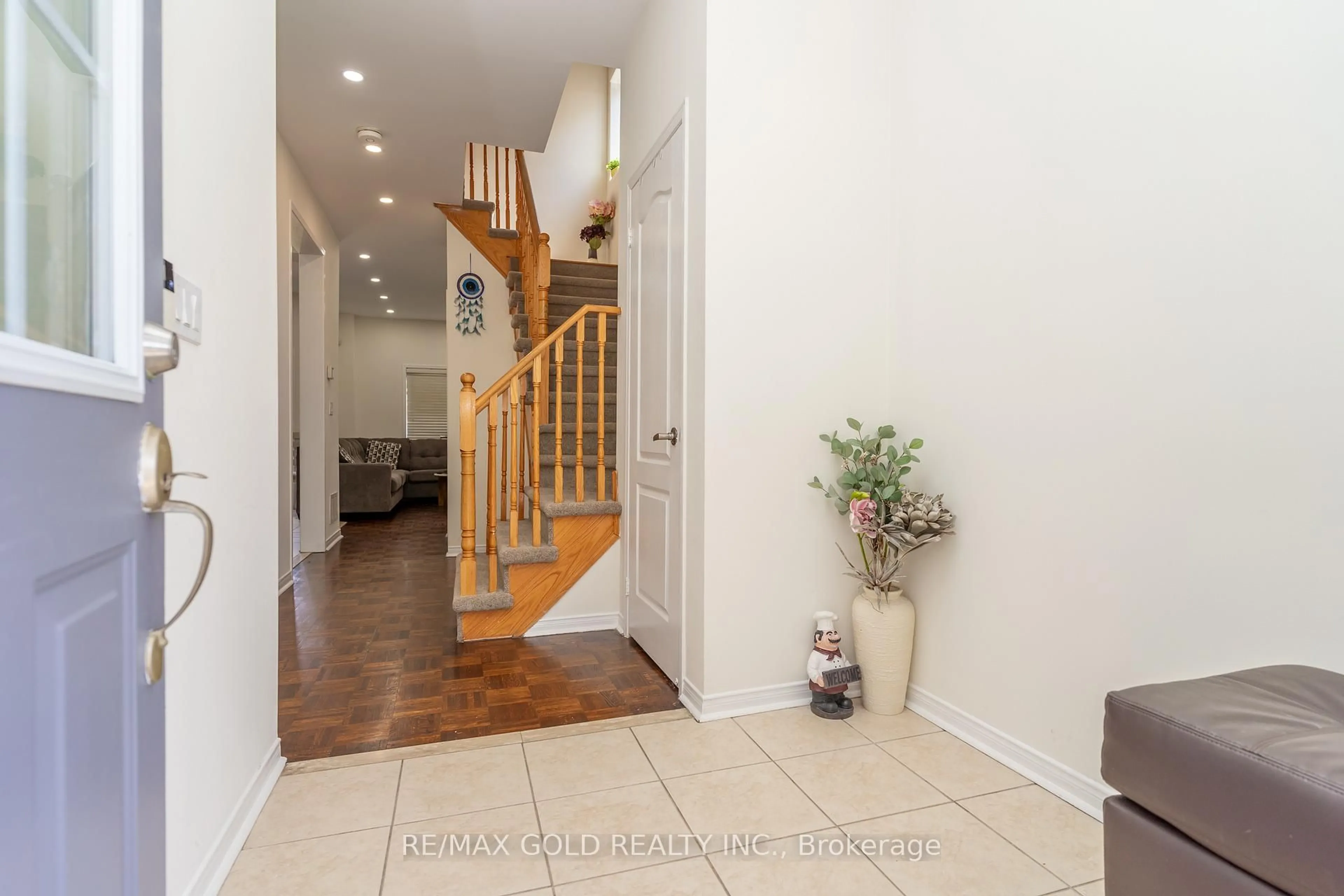 Indoor entryway for 32 Rubysilver Dr, Brampton Ontario L6P 1P9