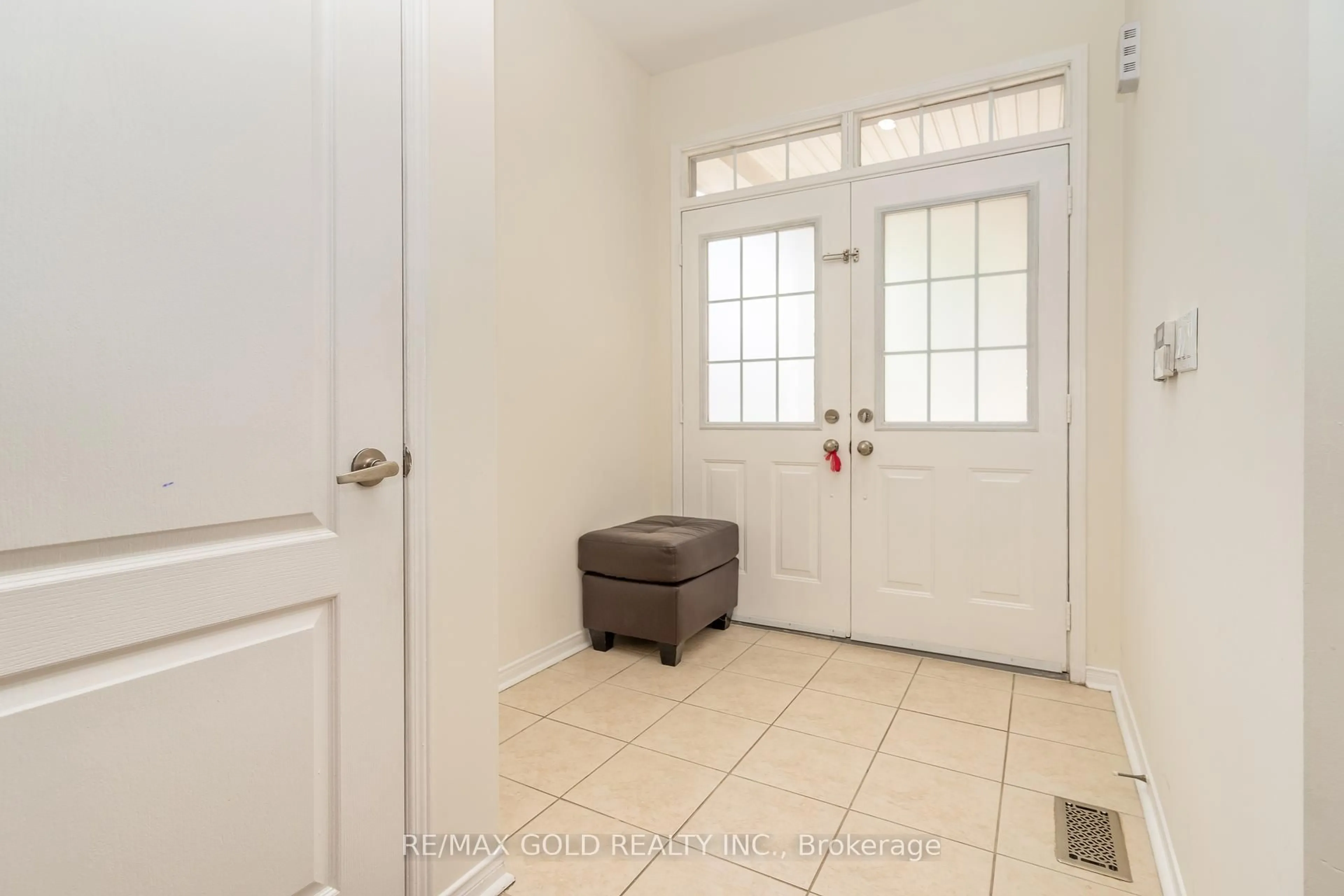 Indoor entryway for 32 Rubysilver Dr, Brampton Ontario L6P 1P9