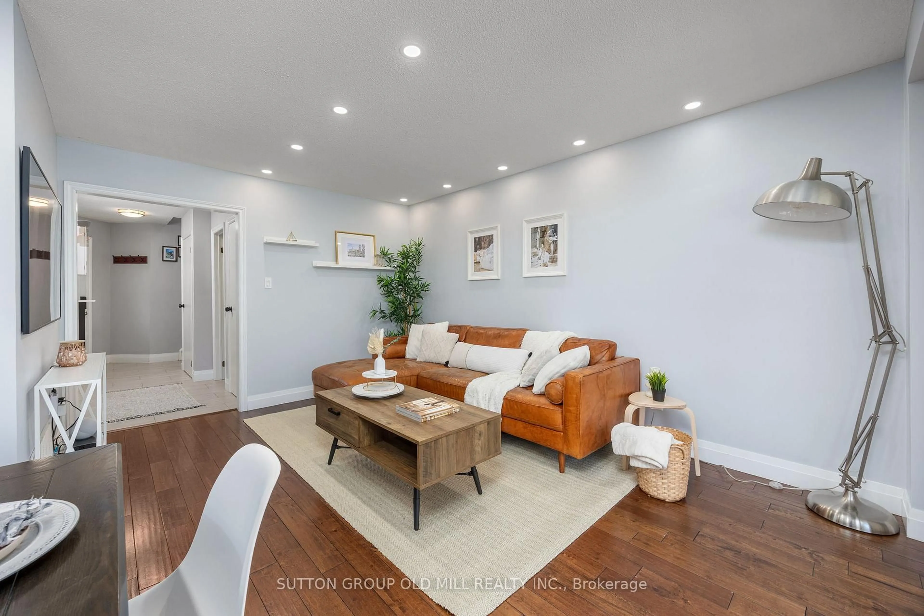 Living room with furniture, wood/laminate floor for 4336 Lee Dr, Mississauga Ontario L4W 4A8