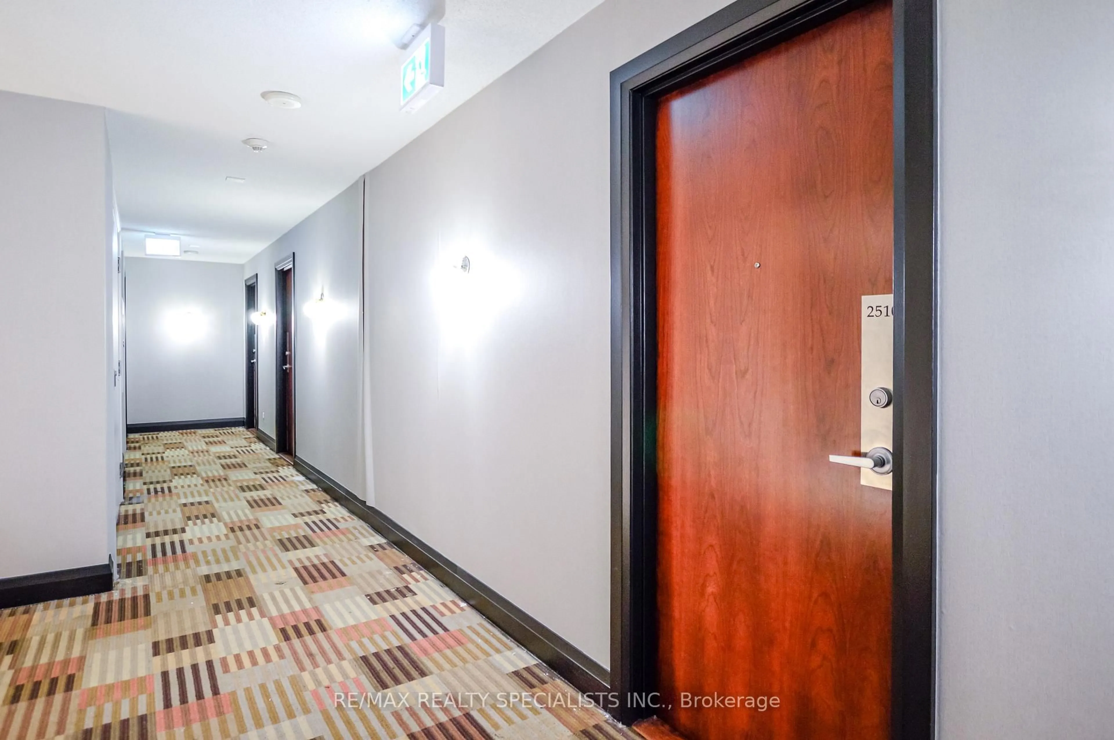 Indoor foyer for 4090 Living Arts Dr #2510, Mississauga Ontario L5B 4M8