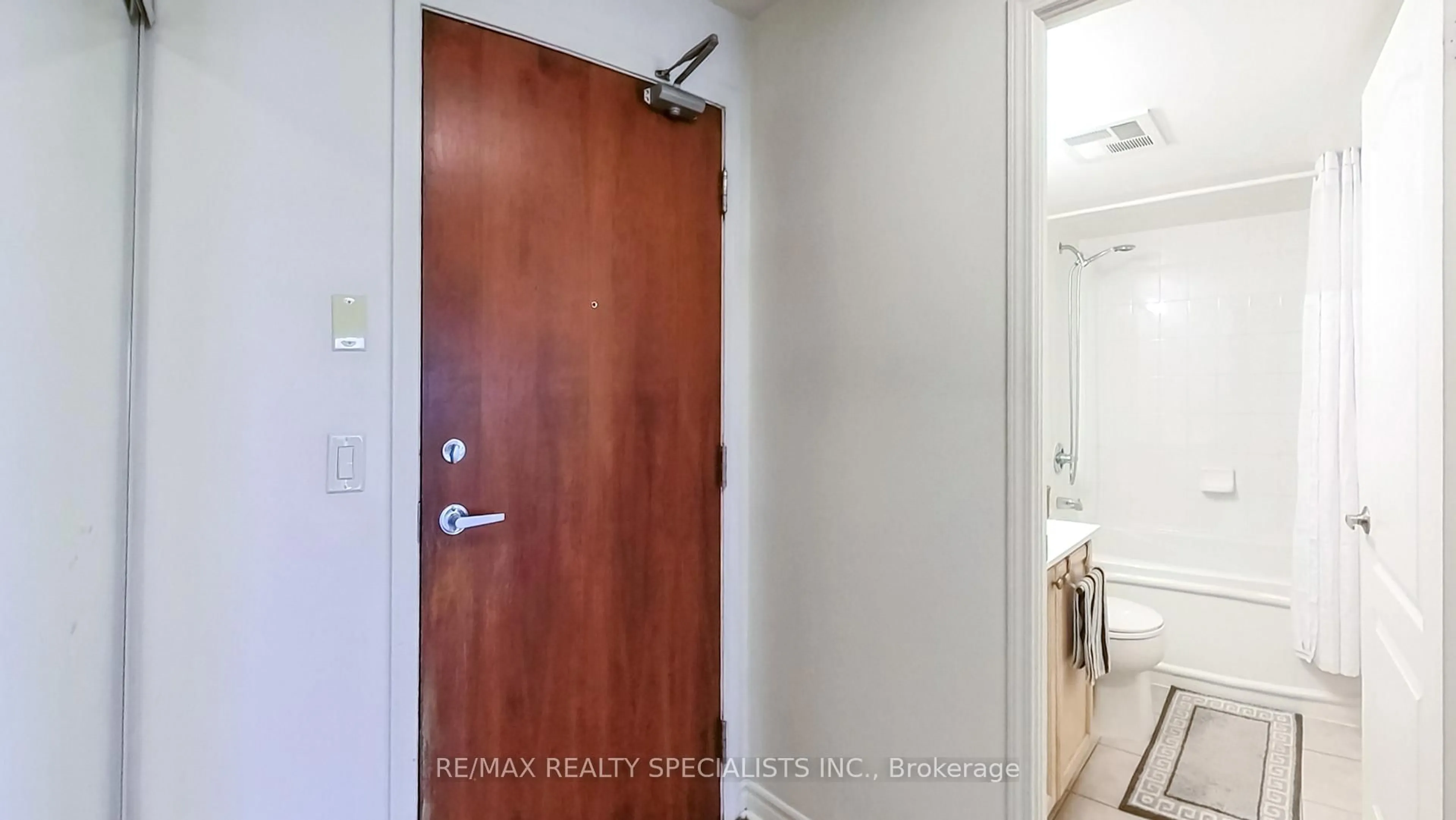 Indoor entryway for 4090 Living Arts Dr #2510, Mississauga Ontario L5B 4M8