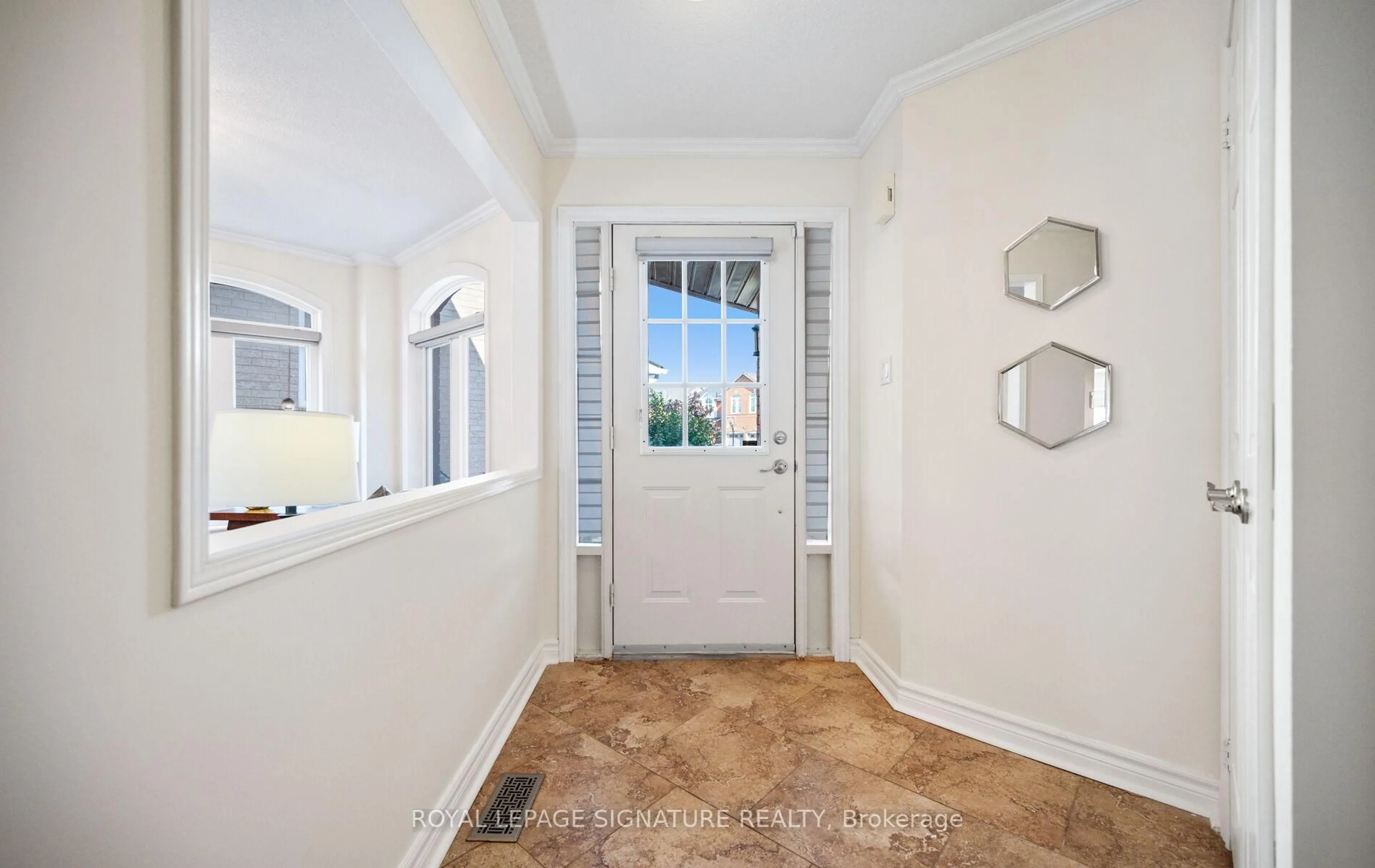 Indoor entryway for 3351 Smoke Tree Rd, Mississauga Ontario L5N 7M5
