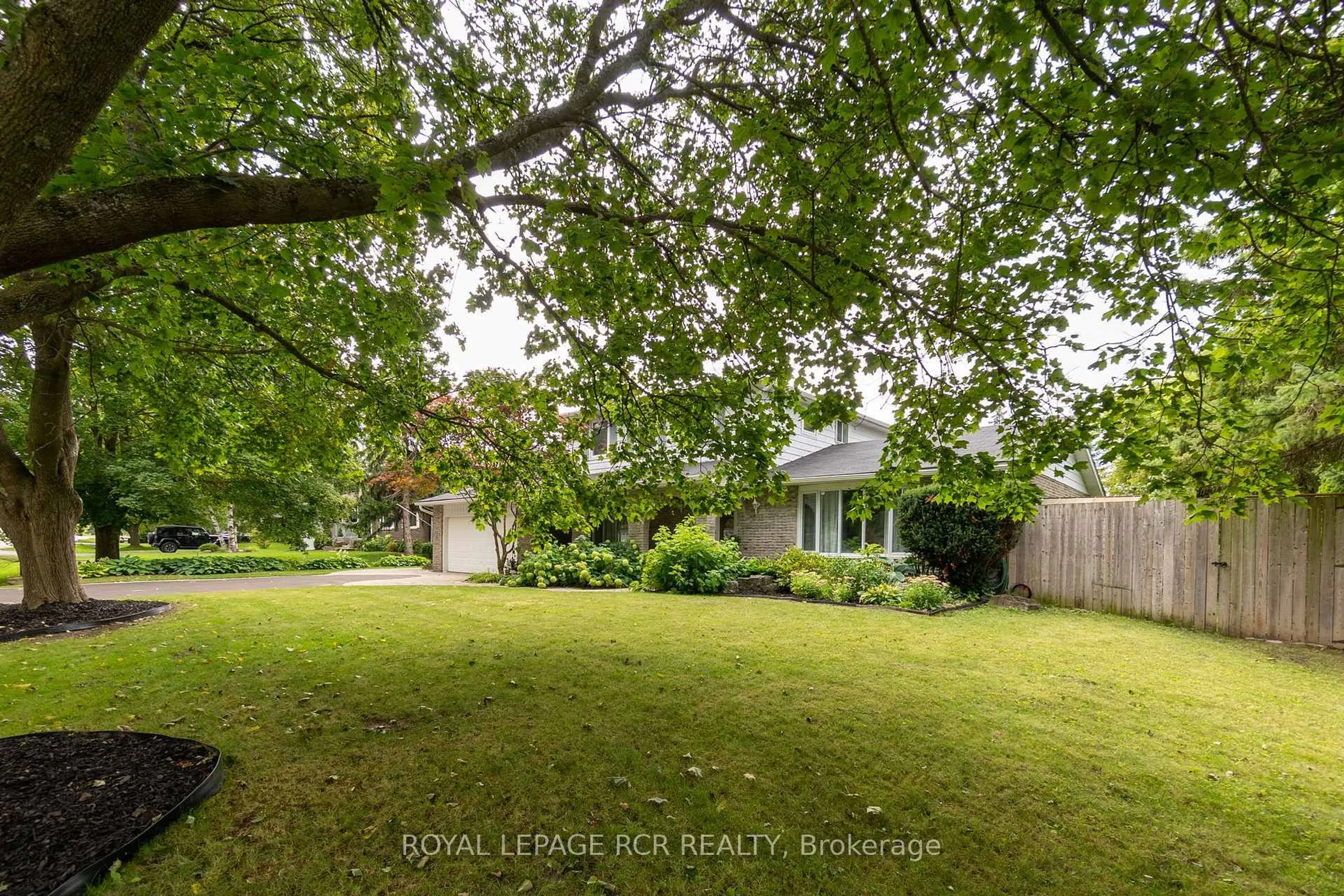 A pic from outside/outdoor area/front of a property/back of a property/a pic from drone, street for 45 Westview Cres, Caledon Ontario L7E 0E2