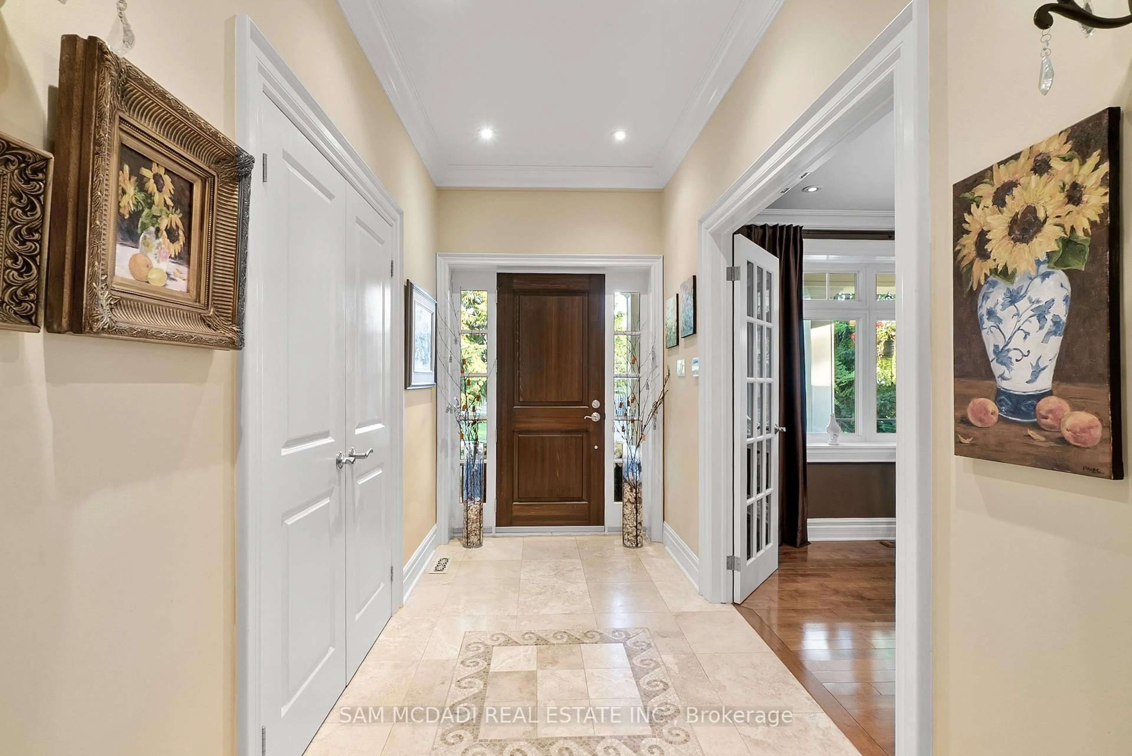 Indoor entryway for 1522 Glenhill Cres, Mississauga Ontario L5H 3C5