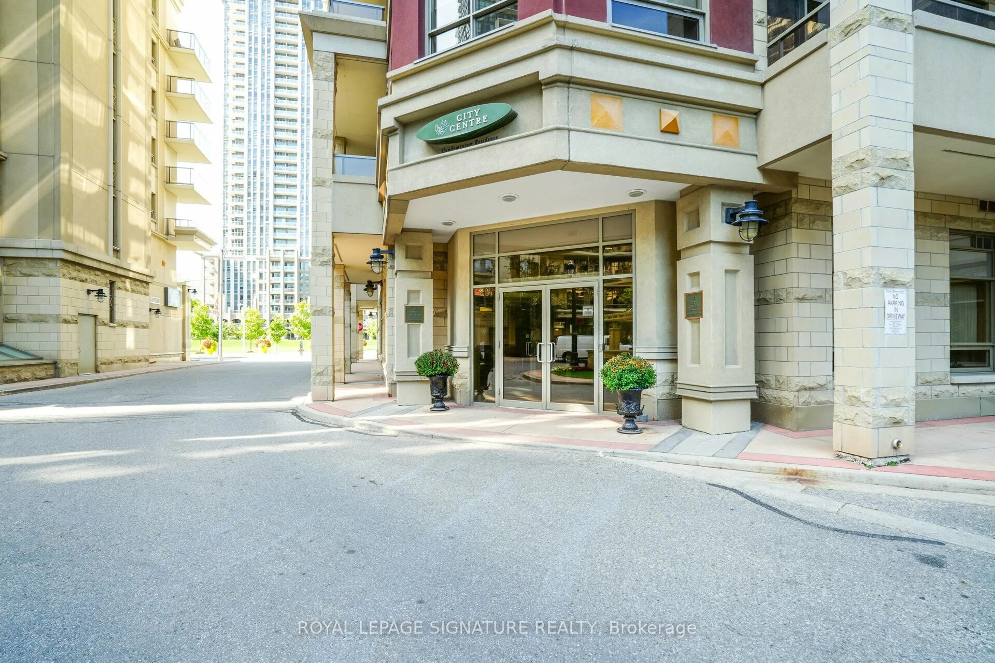 Indoor foyer for 350 Princess Royal Dr #1508, Mississauga Ontario L5B 4N1