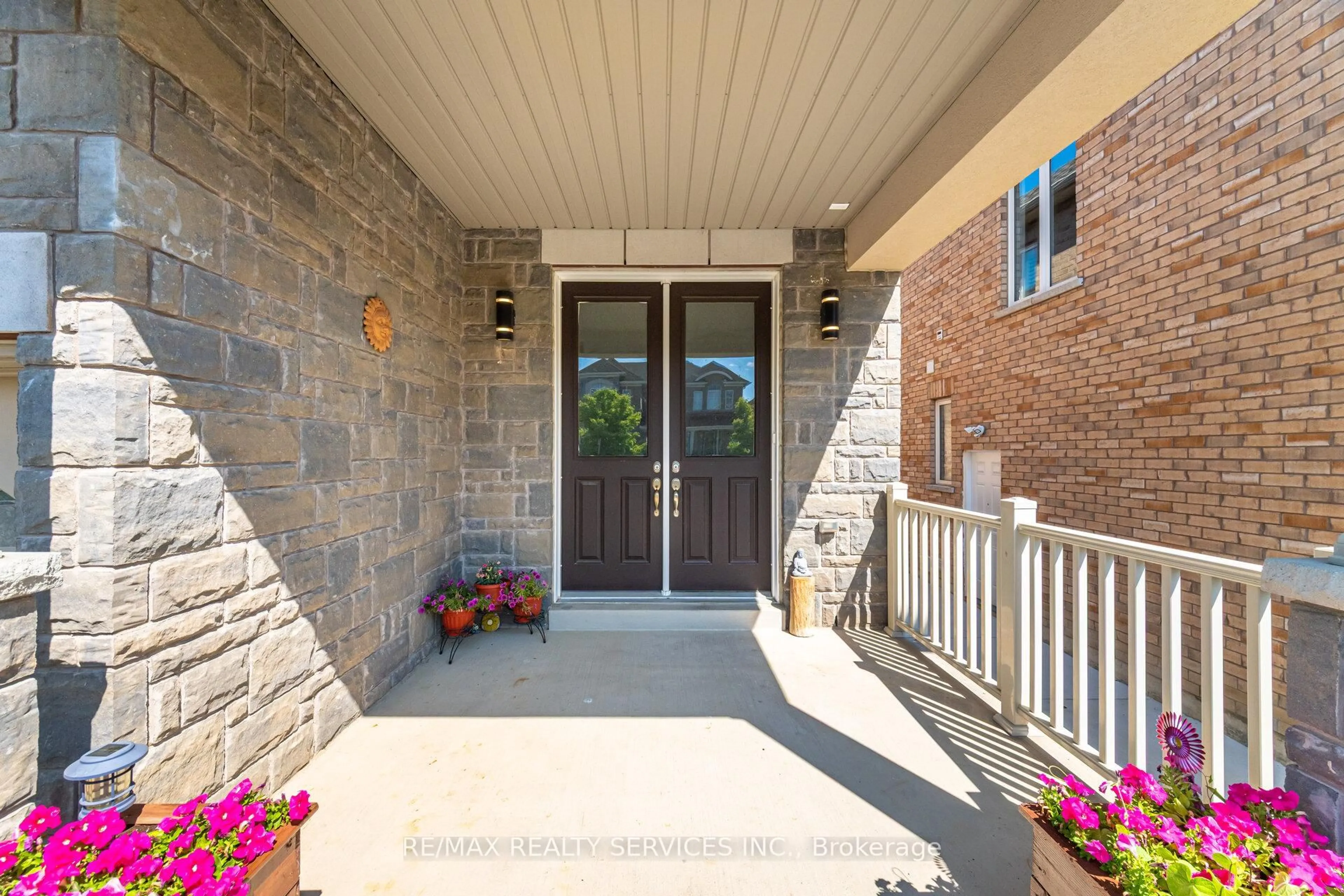 Indoor entryway for 9 Meadowcreek Rd, Caledon Ontario L7C 3Y9