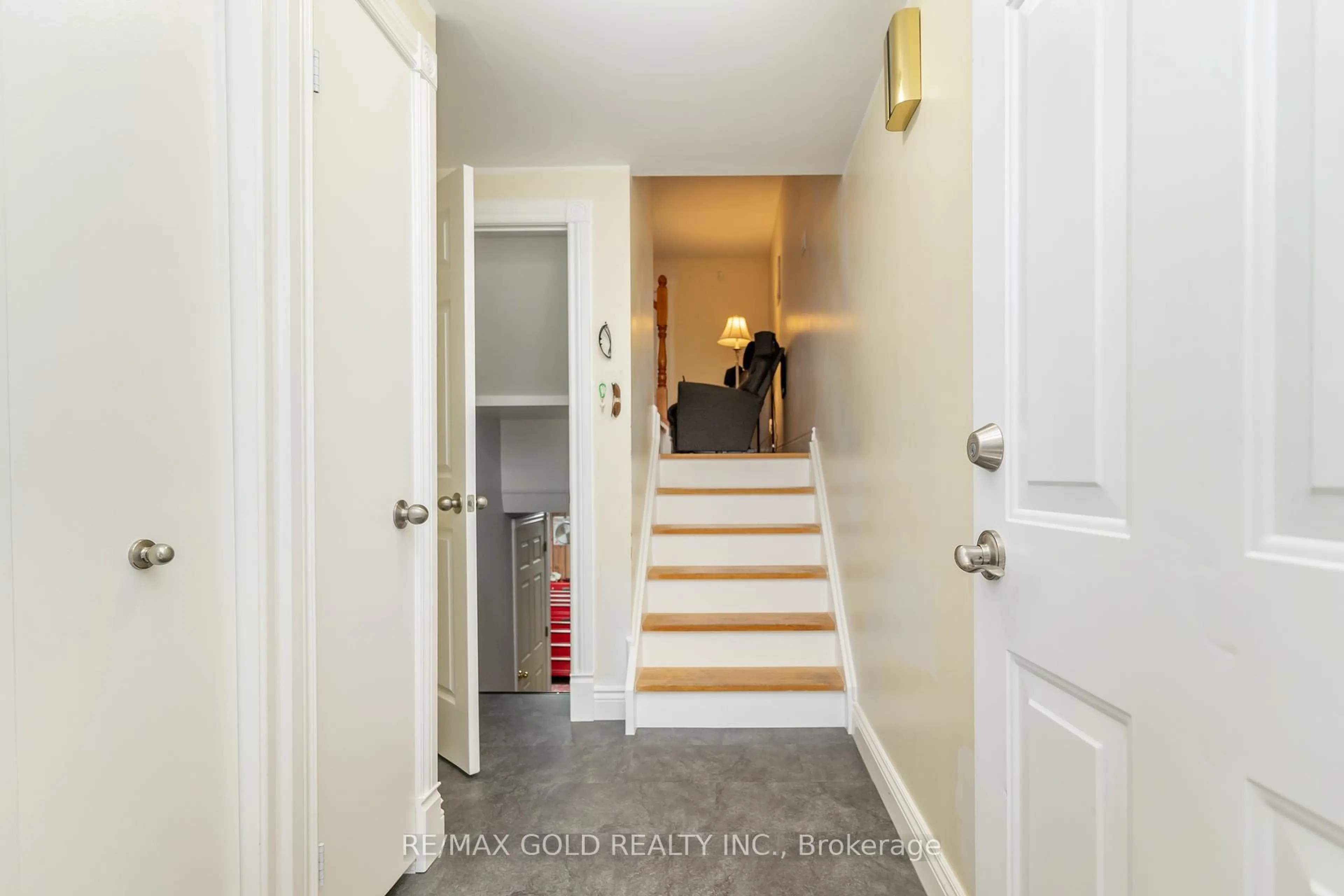 Indoor entryway for 43 Eden Park Dr, Brampton Ontario L6T 3A5