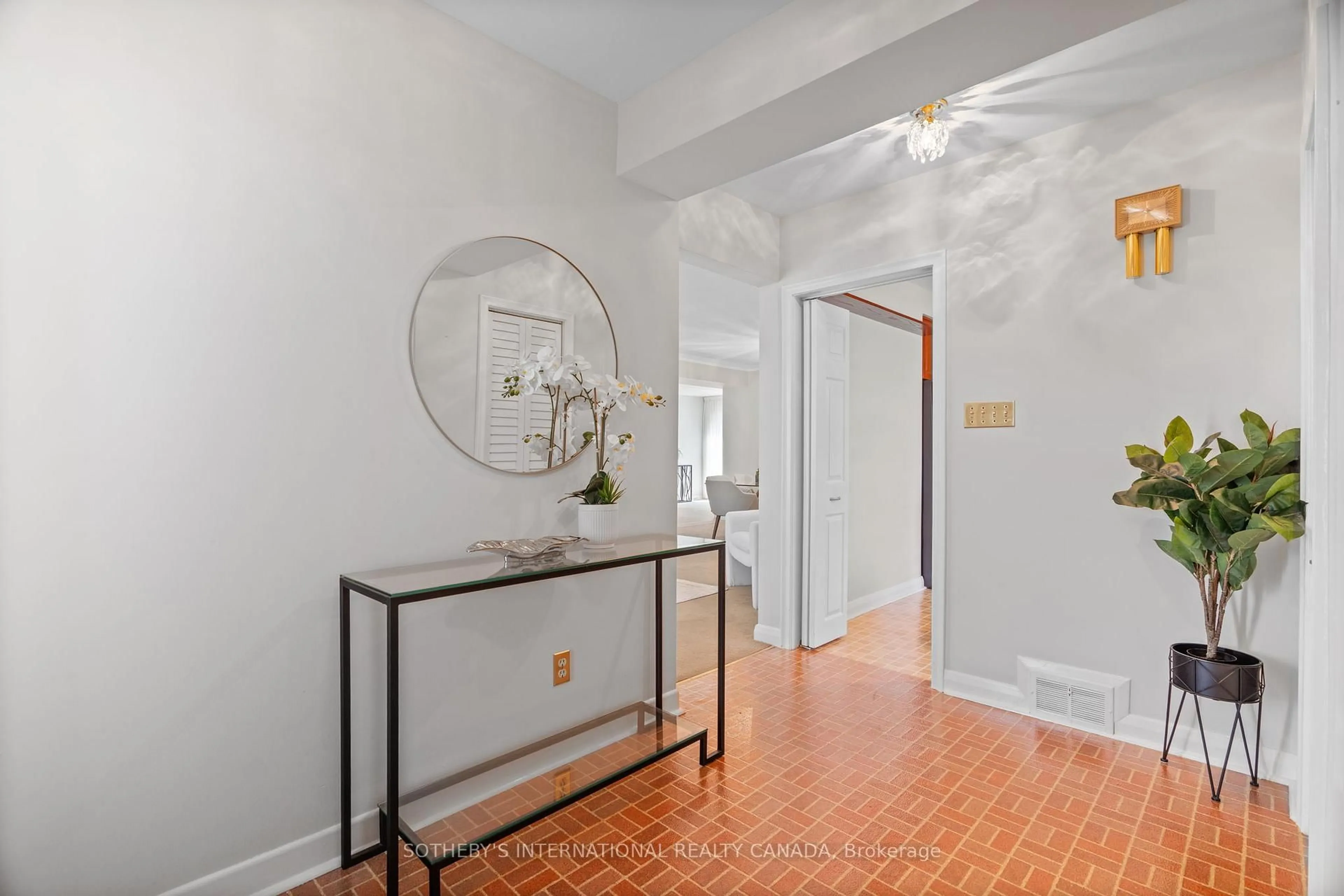 Indoor entryway for 4 Ruscoe Cres, Toronto Ontario M9P 1P3