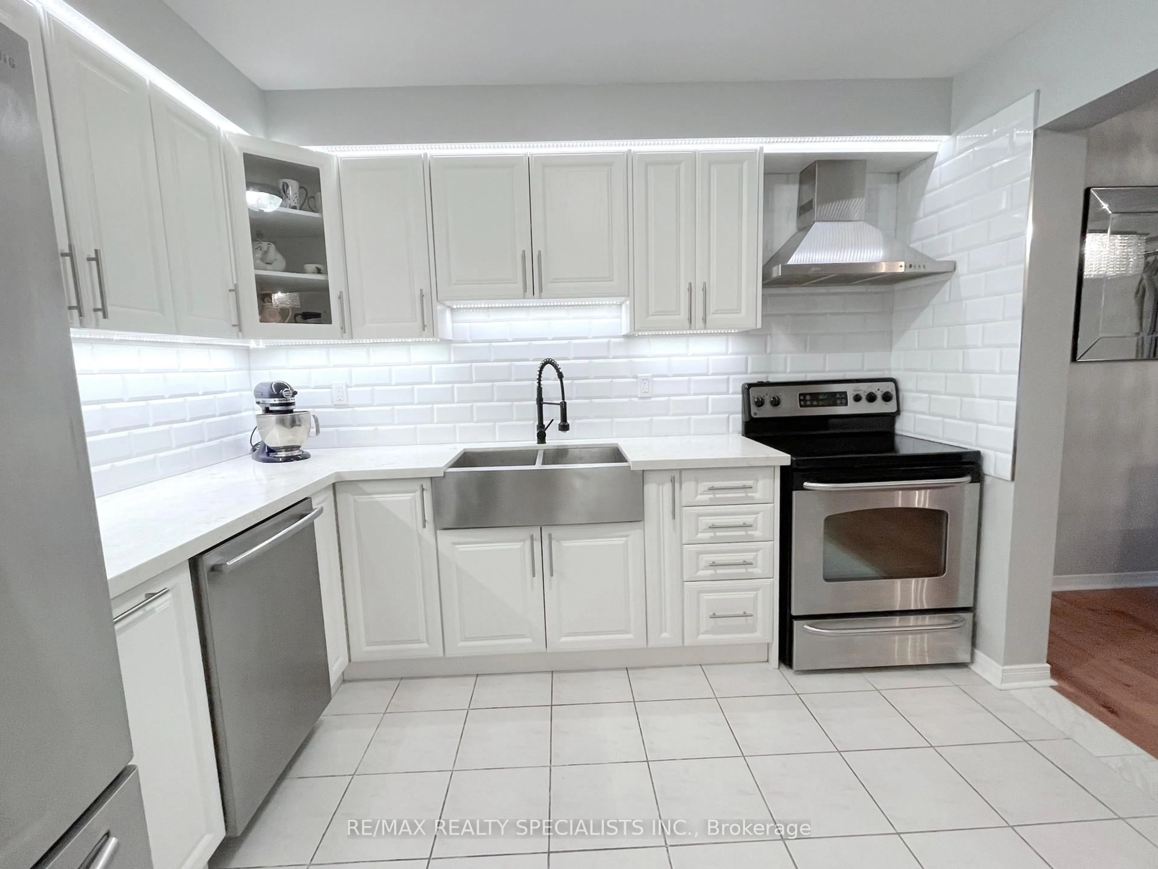 Standard kitchen, ceramic/tile floor for 1726 Creek Way, Burlington Ontario L7L 6R3