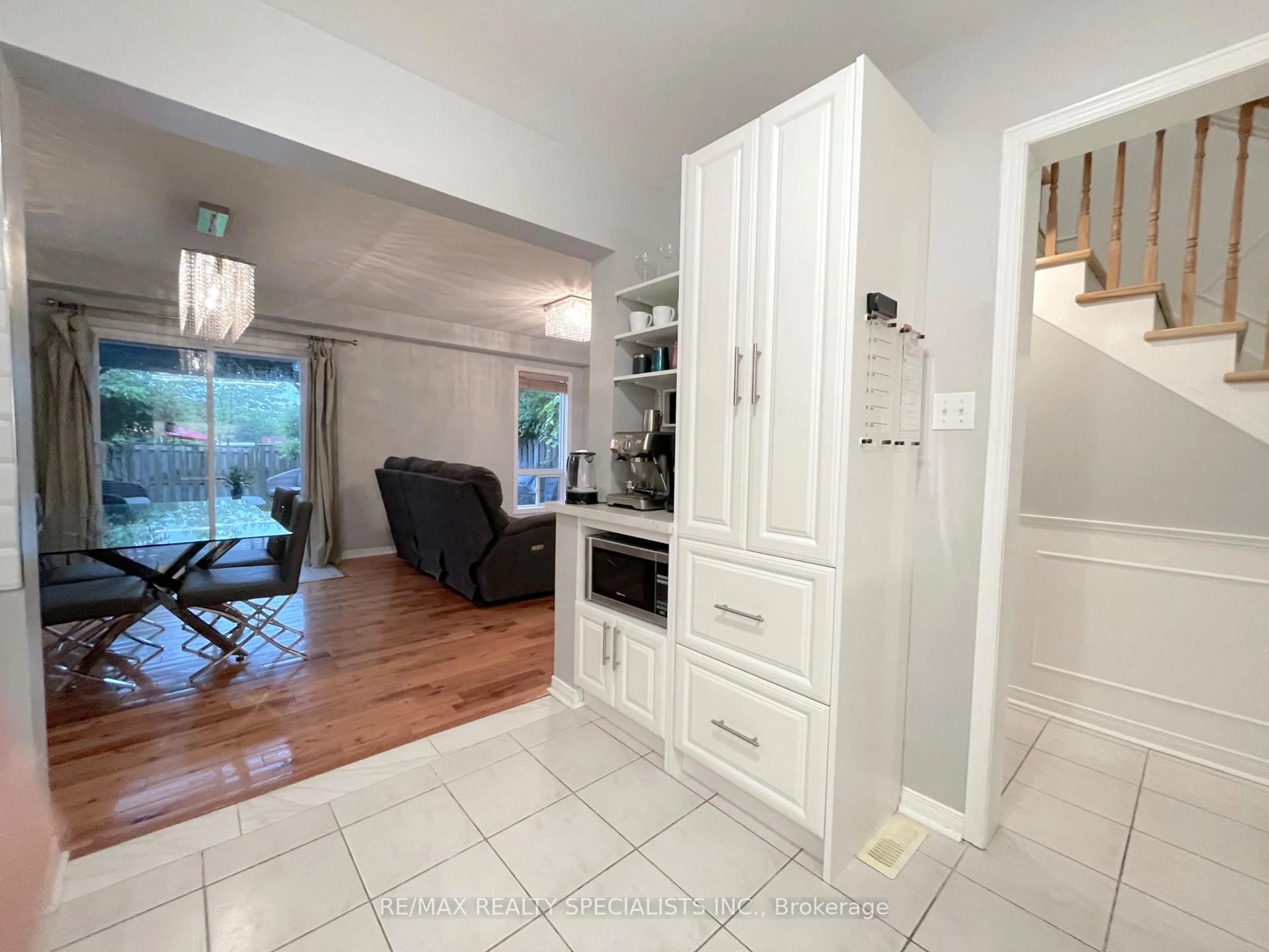 Open concept kitchen, ceramic/tile floor for 1726 Creek Way, Burlington Ontario L7L 6R3