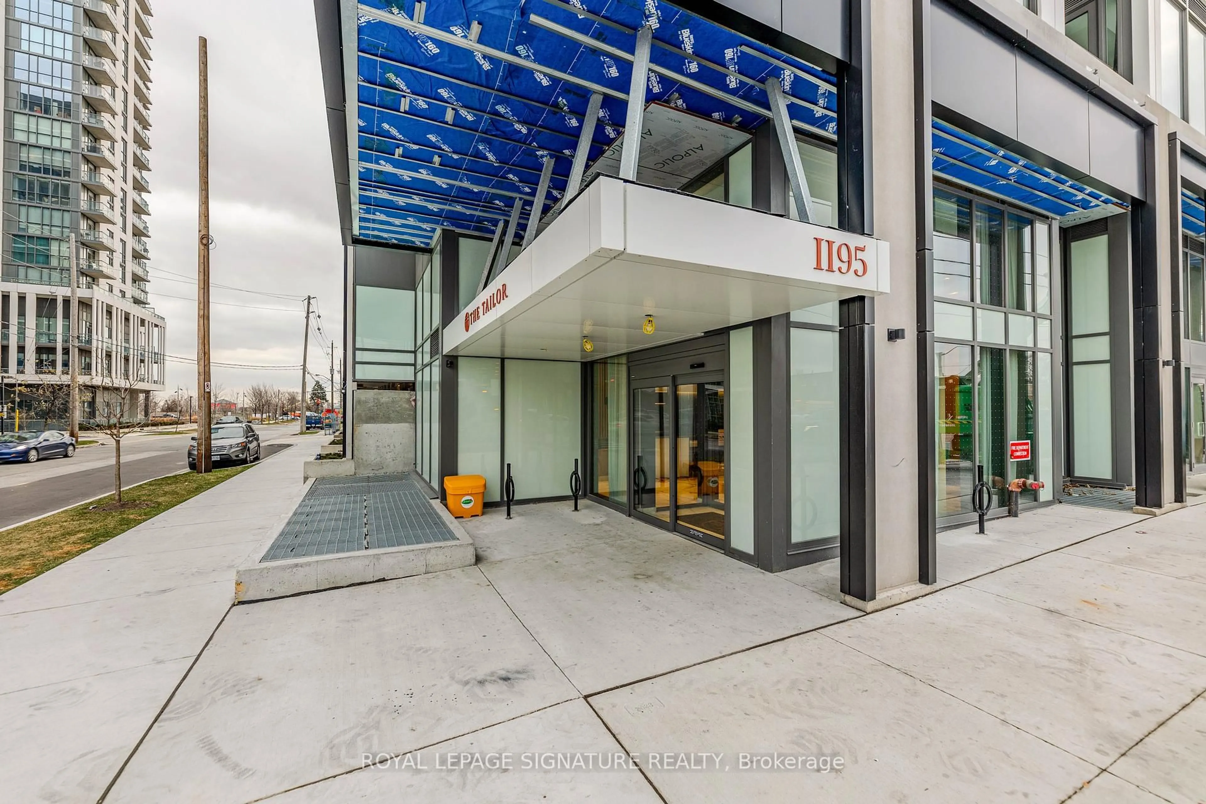 Indoor foyer for 1195 The Queensway #901, Toronto Ontario M8Z 1R6