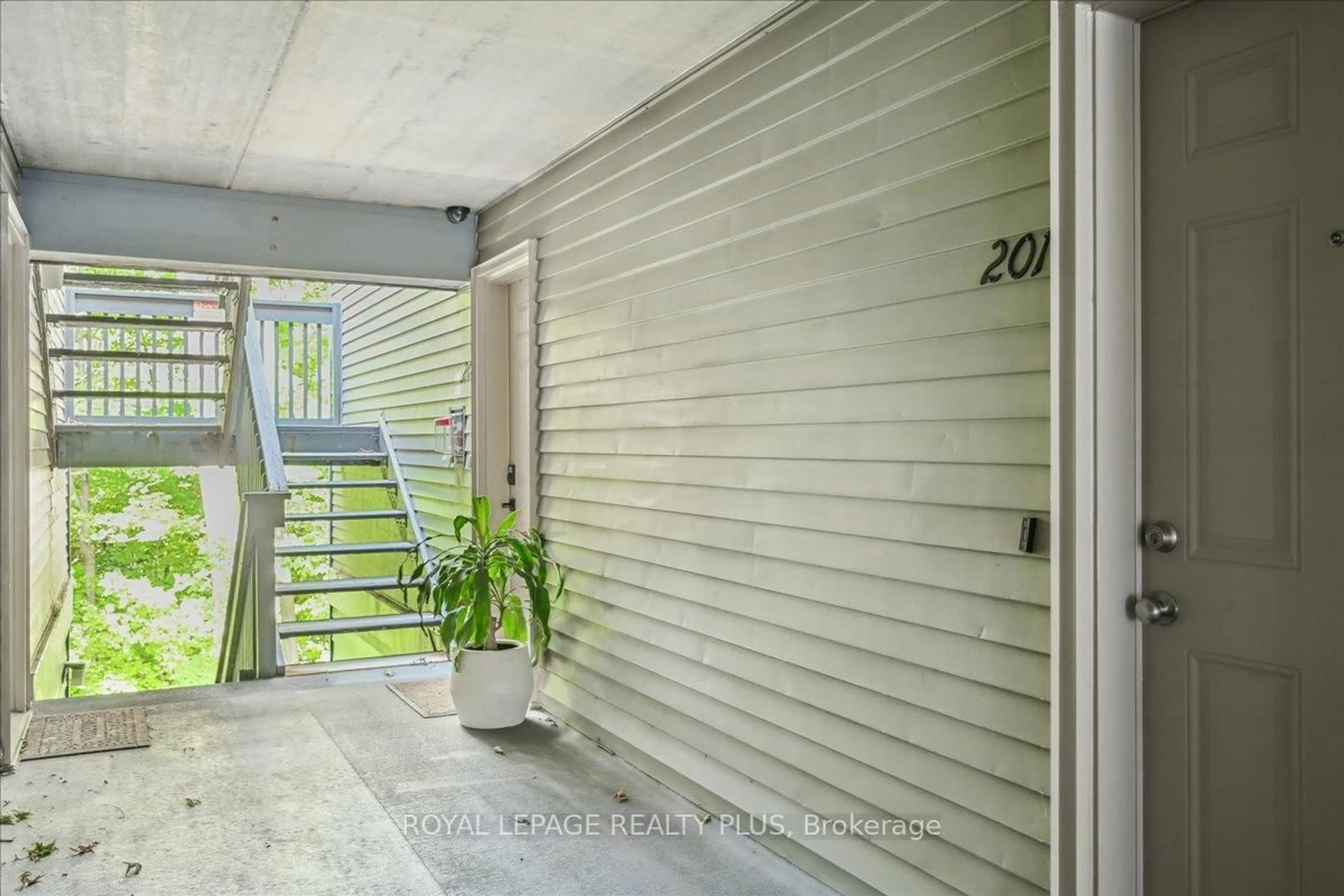 Indoor entryway for 2030 Cleaver Ave #201, Burlington Ontario L7M 4C3