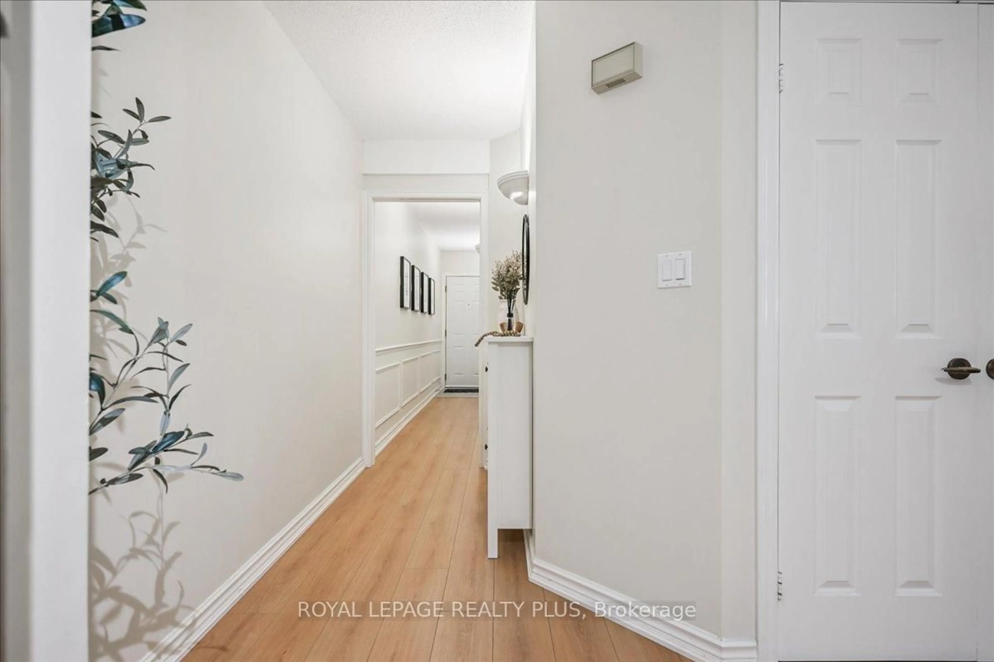 Indoor entryway for 2030 Cleaver Ave #201, Burlington Ontario L7M 4C3