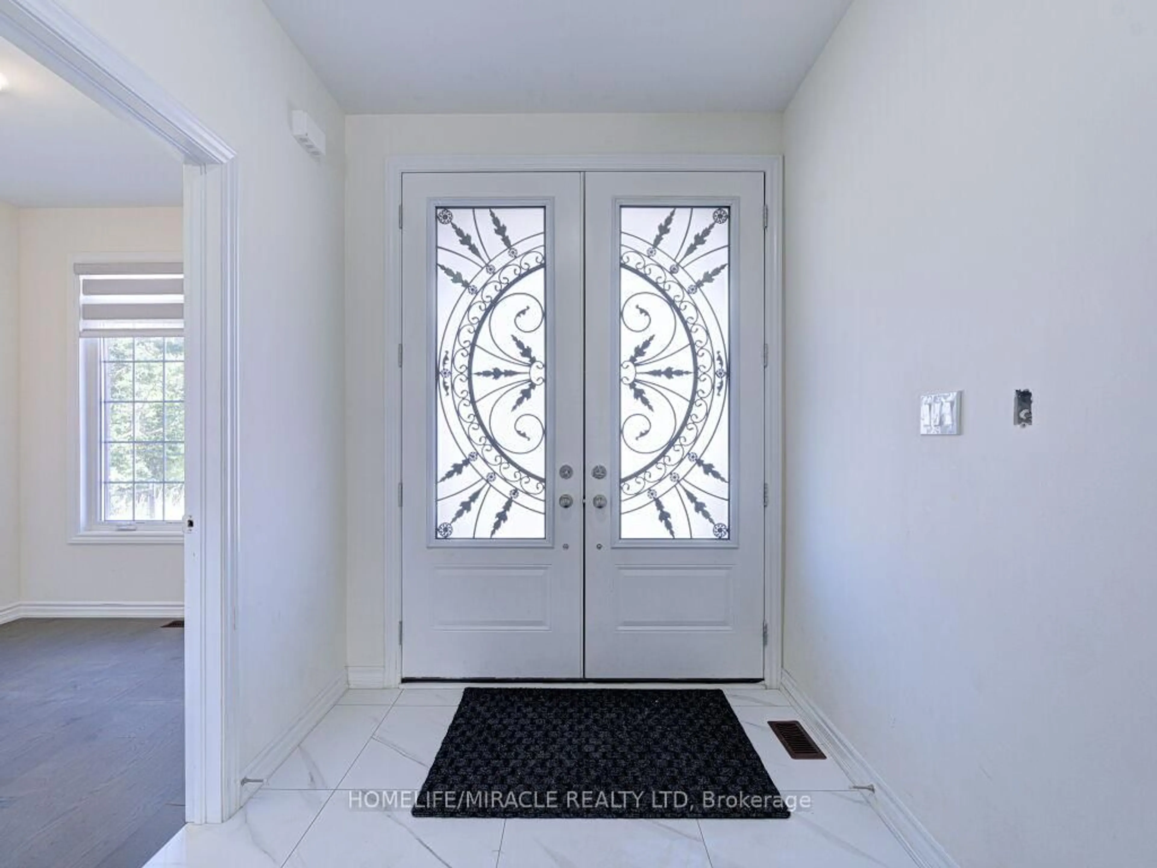 Indoor entryway for 8 Jenwood Cres, Brampton Ontario L7A 3S6