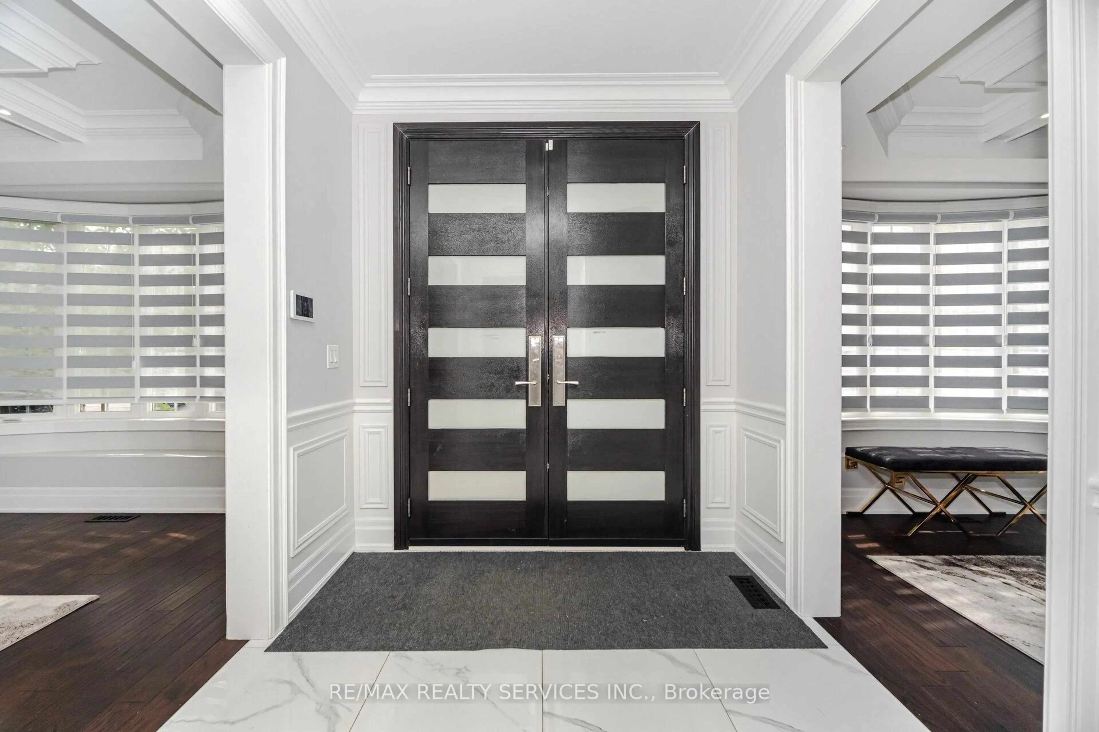 Indoor entryway for 19 Richland Cres, Brampton Ontario L6P 1M8