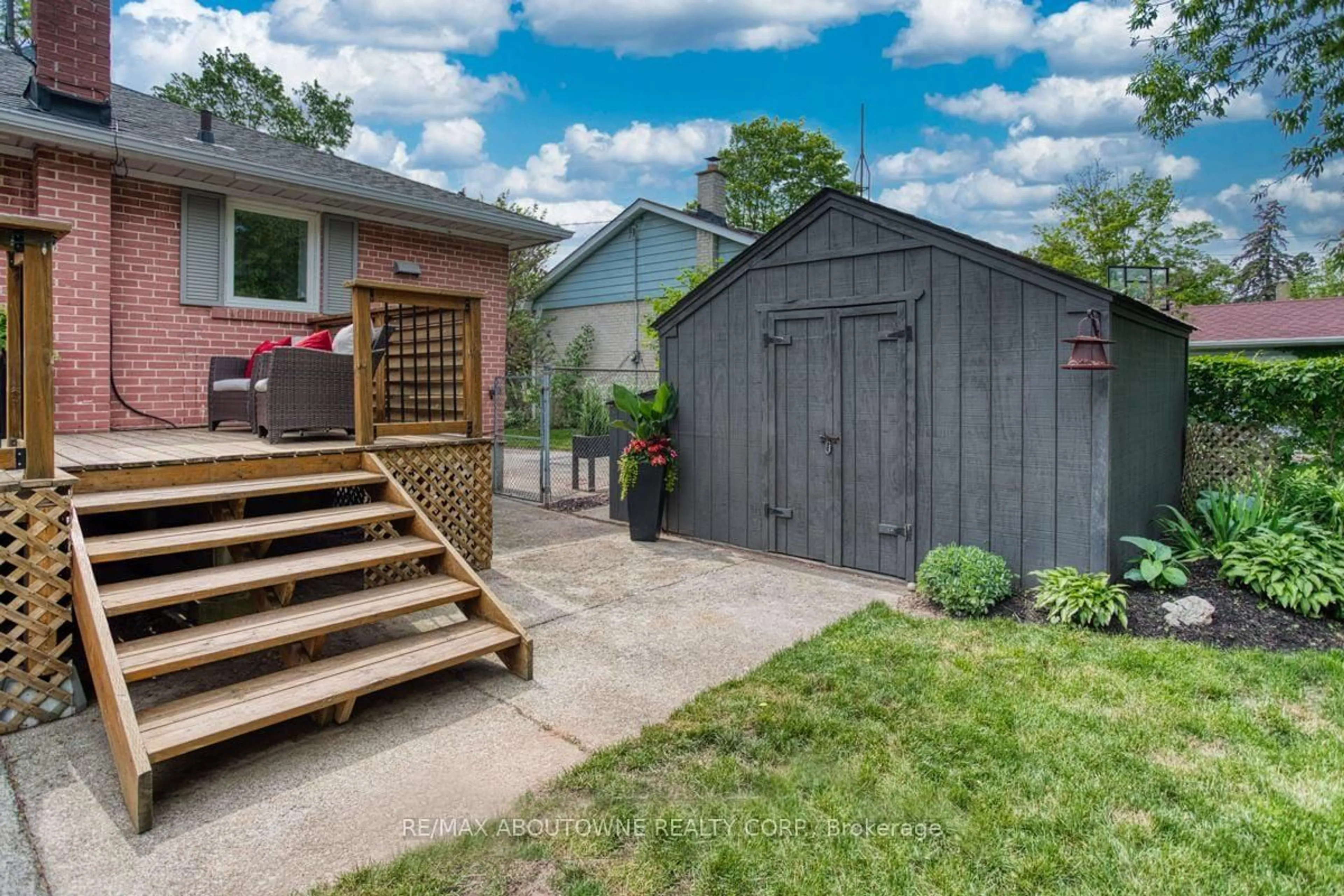 Shed for 583 Taplow Cres, Oakville Ontario L6L 4V9