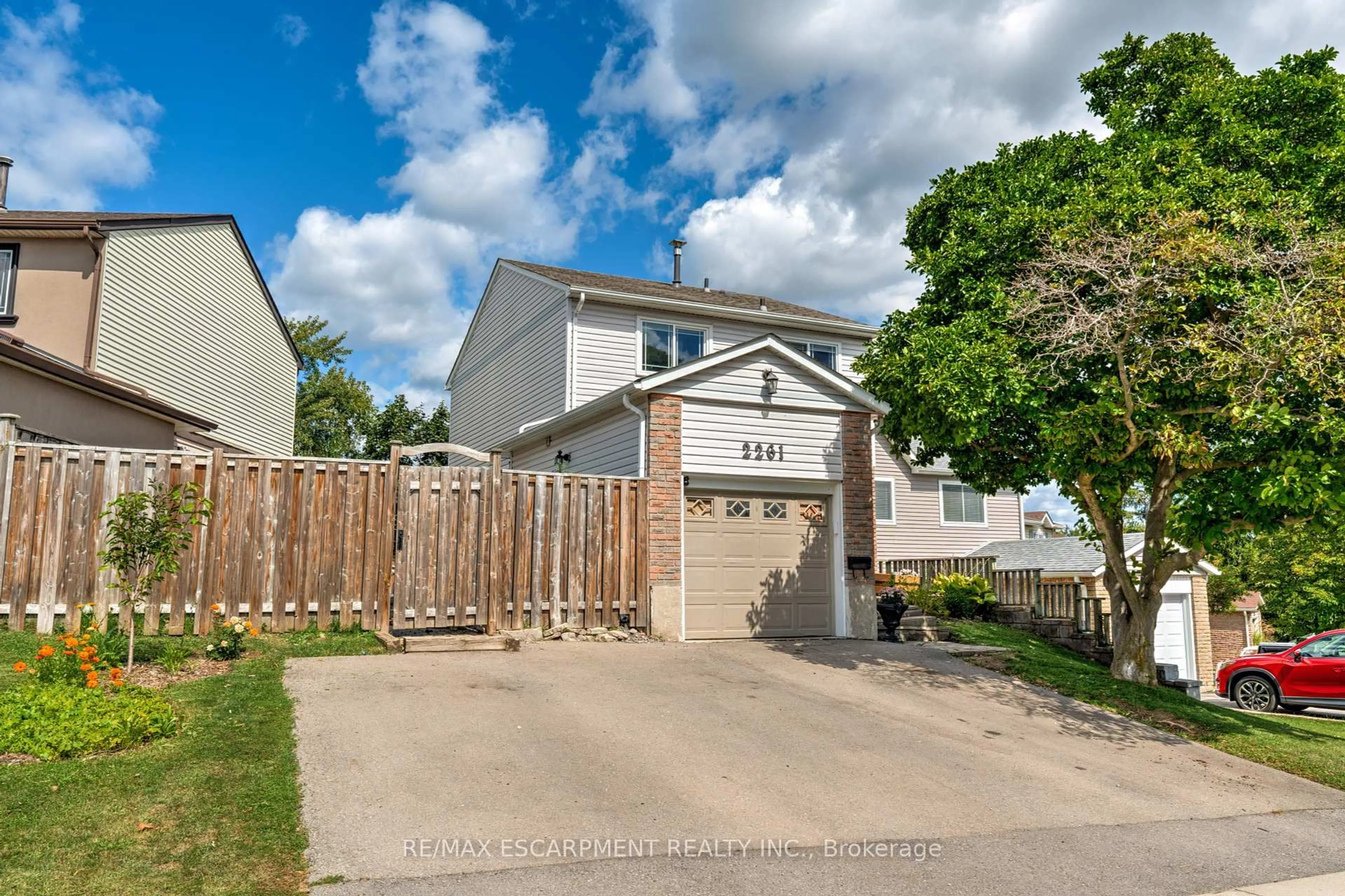 A pic from outside/outdoor area/front of a property/back of a property/a pic from drone, street for 2261 Leominster Dr, Burlington Ontario L7P 3W8