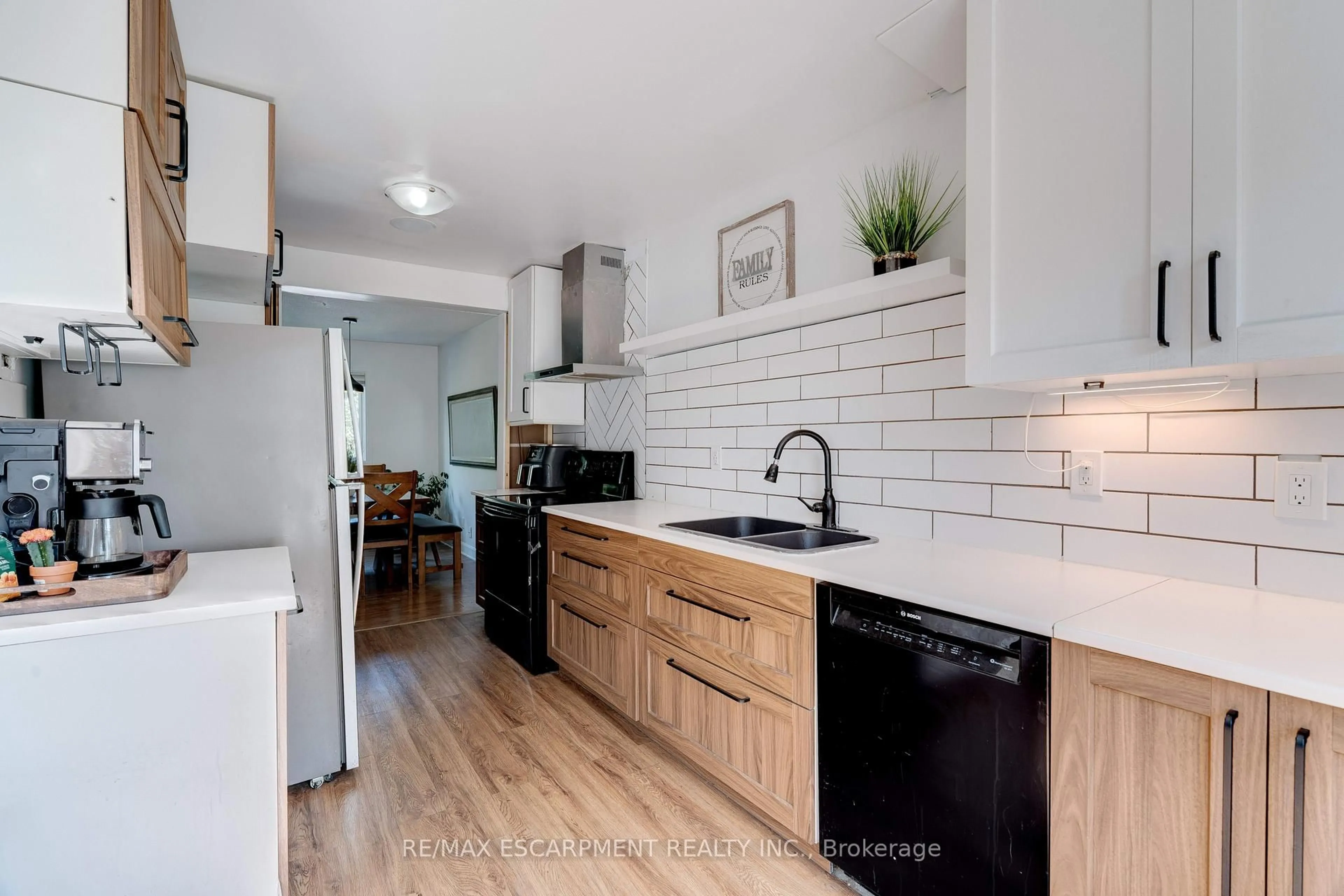 Open concept kitchen, ceramic/tile floor for 2261 Leominster Dr, Burlington Ontario L7P 3W8