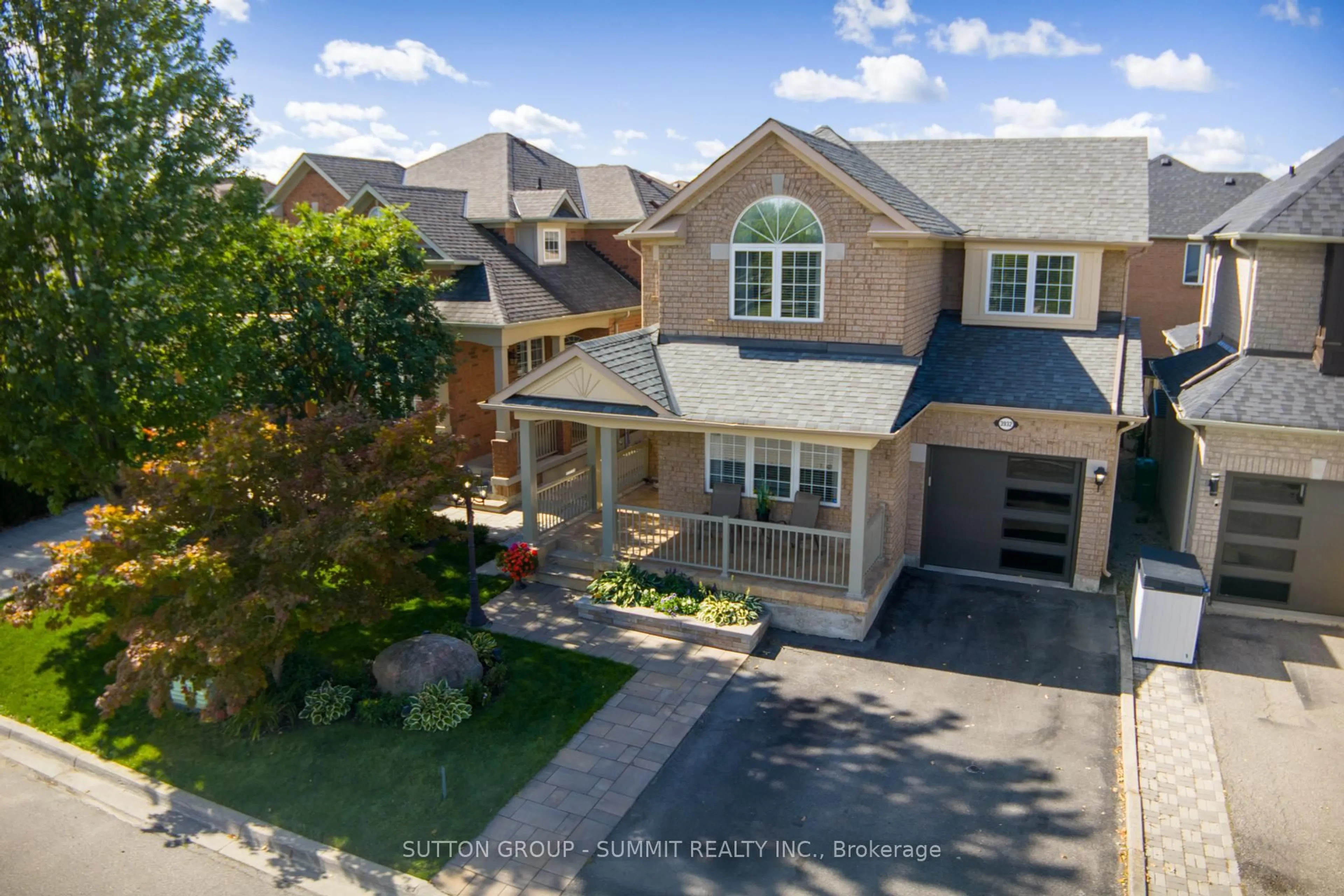 A pic from outside/outdoor area/front of a property/back of a property/a pic from drone, street for 3932 Regatta Crt, Mississauga Ontario L5M 6L9